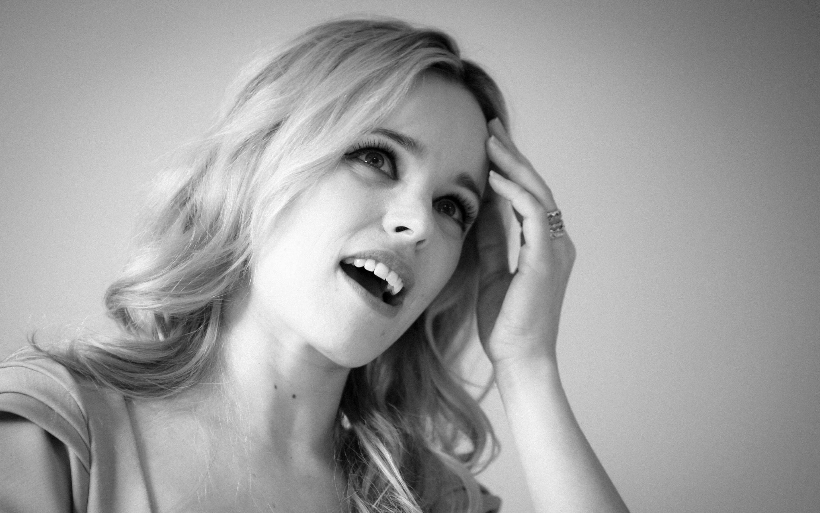 Rachel Mcadams 桌布 壁紙 — 一位波浪金髮女性微笑著觸摸頭部的黑白肖像。