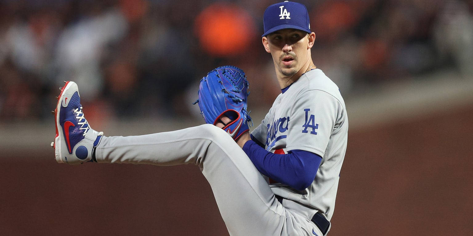 walker buehler 桌布 壁紙 — 一位洛杉磯道奇隊投手在明亮燈光的球場中投球，背景是模糊的人群。