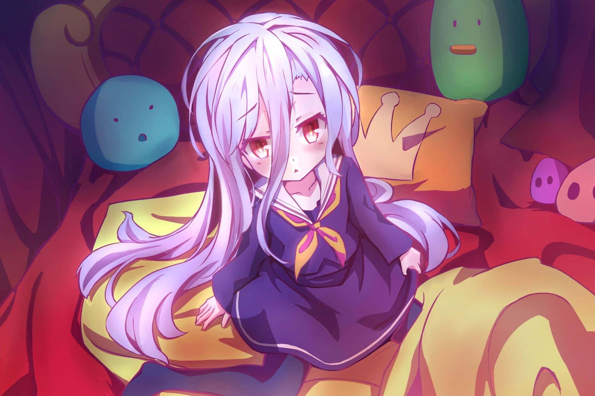 遊戲人生 桌布 壁紙 — 一位淡色頭髮的動漫女孩穿著水手服，在溫暖燈光下坐在床上，周圍是色彩繽紛的毛絨玩具。