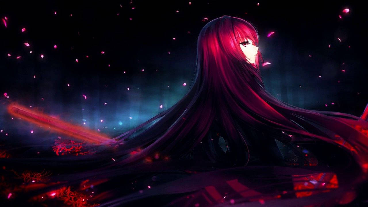 Fate/Grand Order 桌布 壁紙 — 一位深紅色頭髮、眼睛發光的動漫女孩，在黑暗神秘背景下，手持發光劍，周圍飄落粉紅色花瓣。