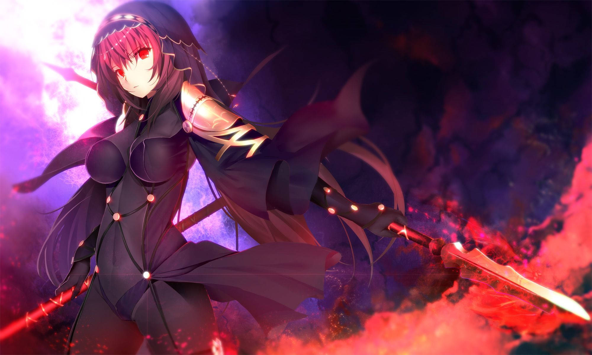 Fate/Grand Order 桌布 壁紙 — 一位深紅髮色的動漫戰士身穿黑色盔甲，在熾熱的紅色和紫色能量中揮舞著發光的劍。