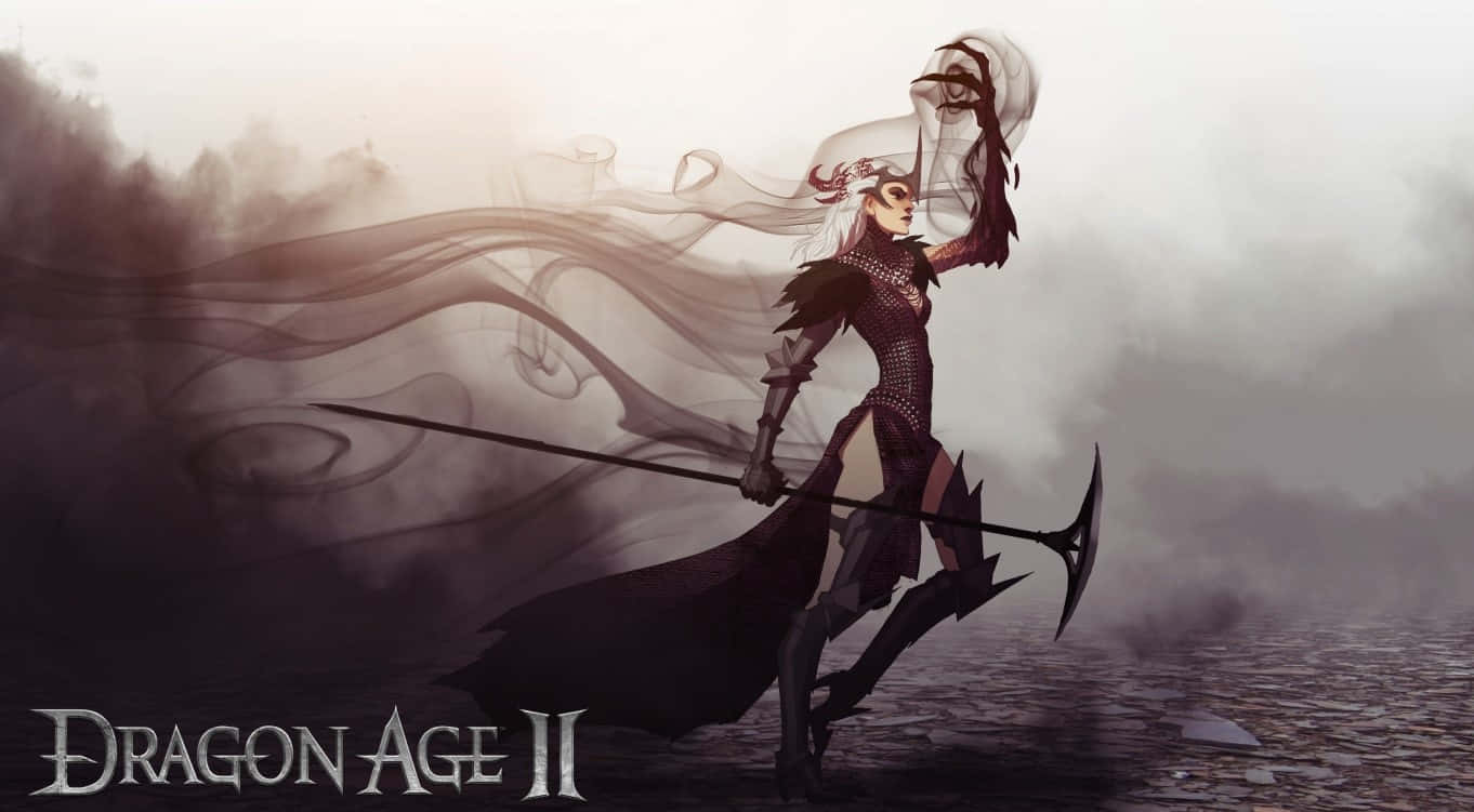 1366x768 Dragon Age Inquisition 桌布 壁紙 — 一位深色奇幻戰士，飄逸的白髮和長斗篷，在迷霧戰場背景下揮舞長戟。