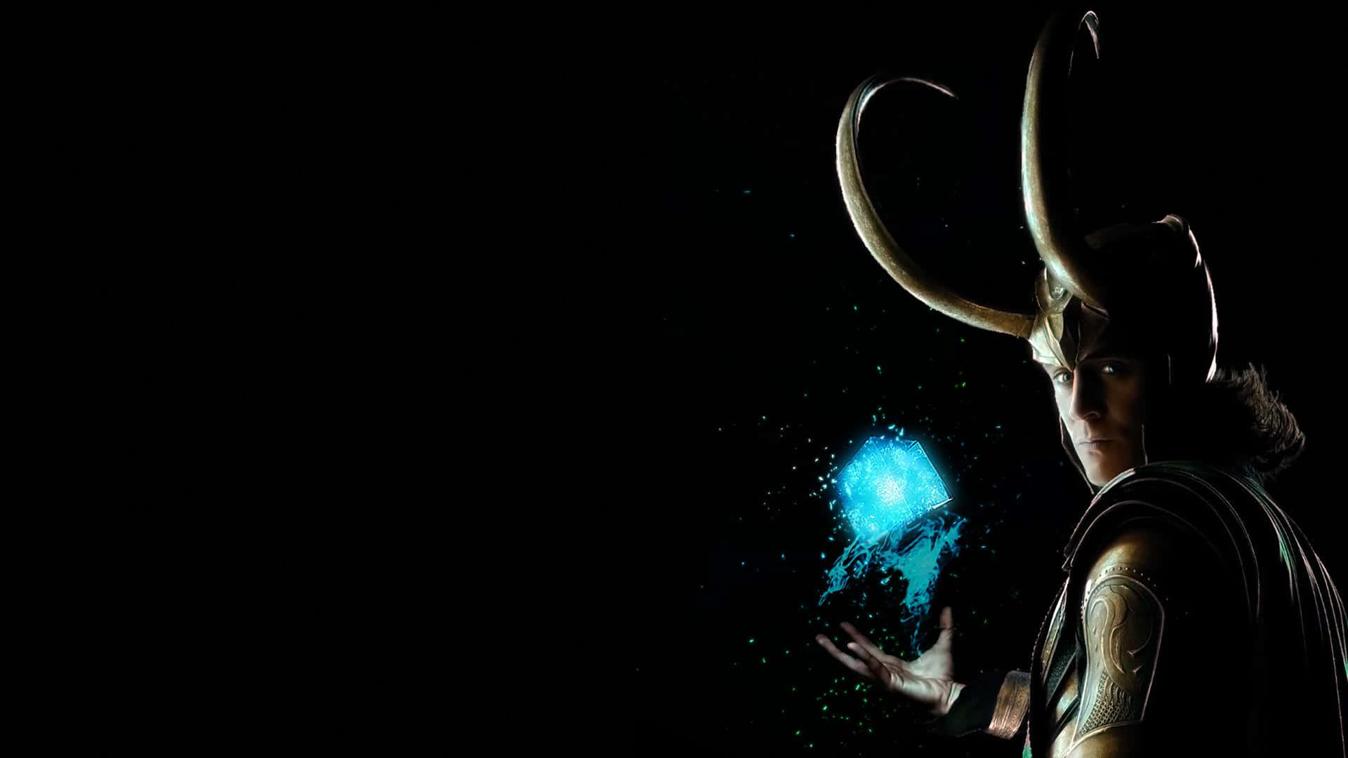 Marvel Loki 桌布 壁紙 — 一位深色皮膚、帶有彎曲角的神明在黑色虛空中手持發光藍色立方體，眼睛緊盯著觀看者。