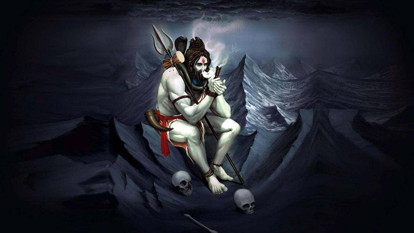 Mahadev 桌布 壁紙 — 一位深色皮膚、骷髏臉、手持三叉戟的神祇坐在崎嶇的山峰上，在暴風雨天空下被骷髏包圍，抽著煙斗。