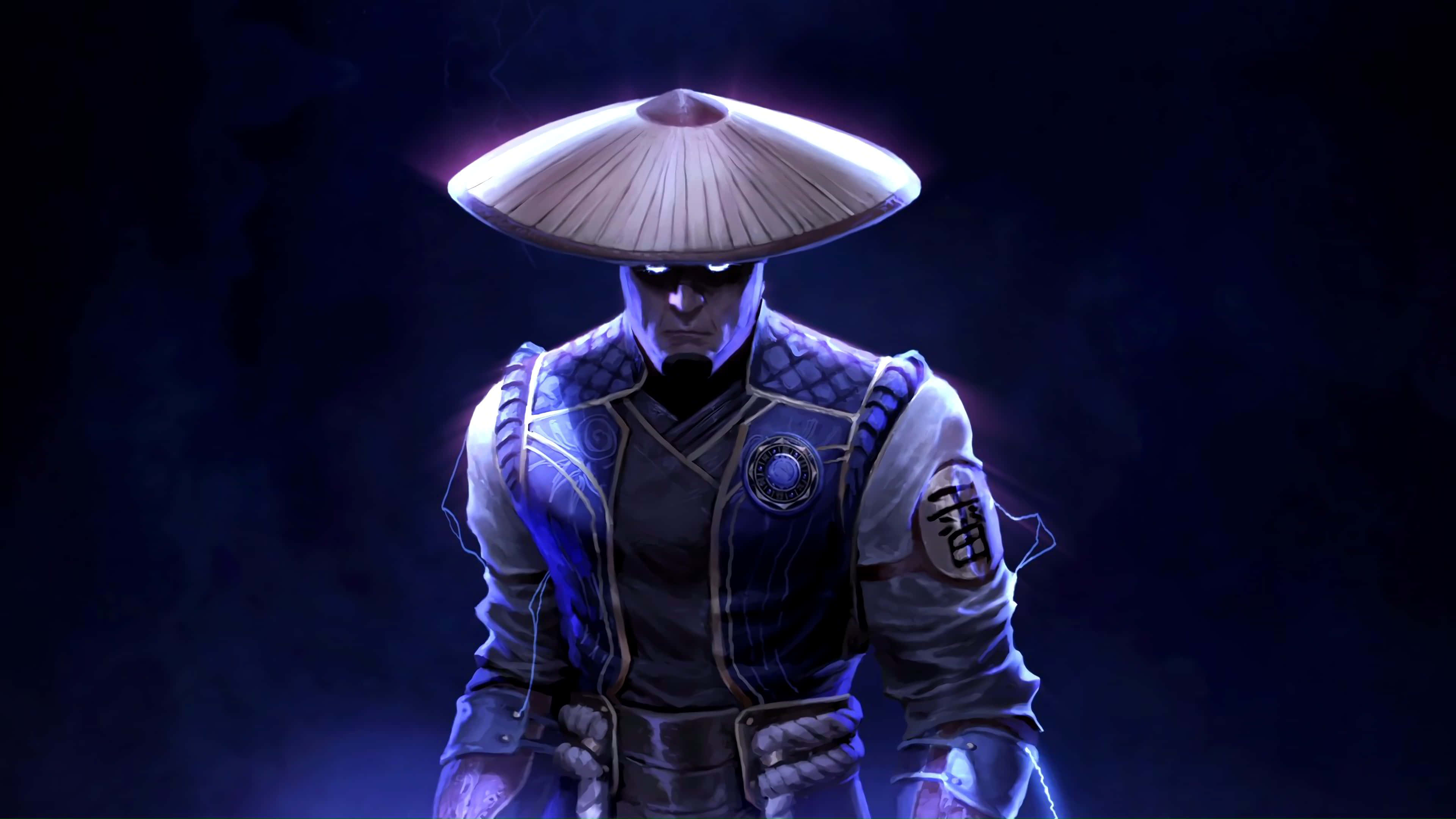 Mortal Kombat Raiden 桌布 壁紙 — 一位深色皮膚的武術家，戴著發光的圓錐形帽子，穿著裝甲道服，站在陰影藍光中，周圍有電能劈啪作響。