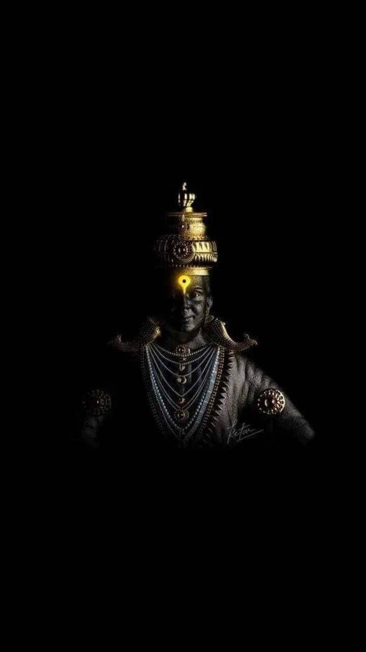 India 桌布 壁紙 — 一位深色皮膚的神祇，戴著金色王冠和珠寶，在黑色虛空中以一隻發光的眼睛閃耀。