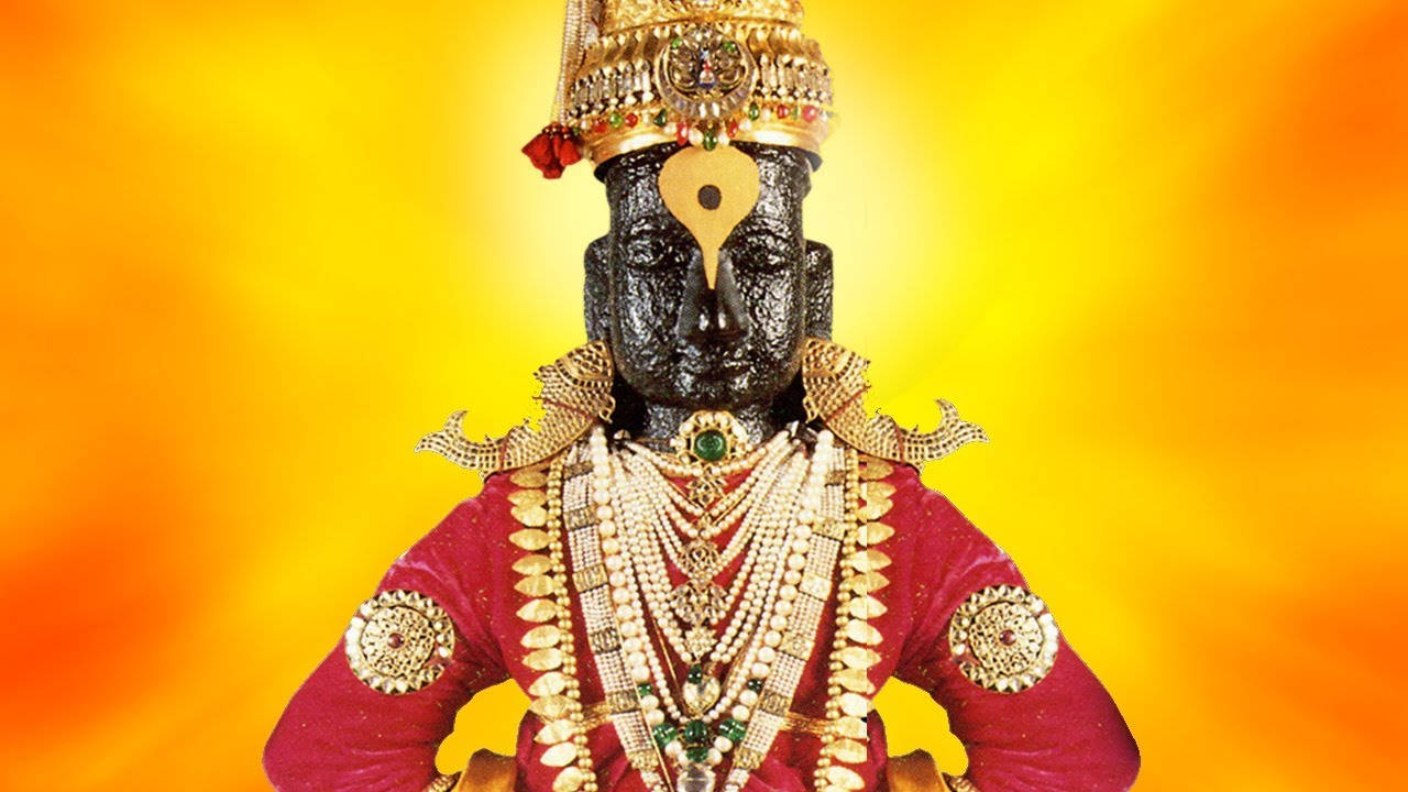 Hindu God 桌布 壁紙 — 一位深色皮膚的神祇，裝飾著奢華的金飾和紅色長袍，站在耀眼的橙黃漸變背景前。