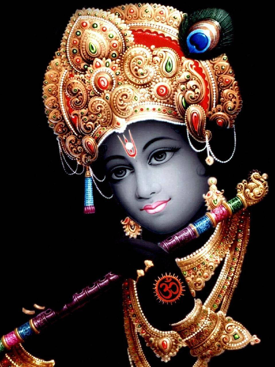 krishna iPhone 桌布 壁紙 — 一位深色皮膚的神聖人物，裝飾著華麗的金色珠寶和鑲有寶石的王冠，在黑色背景下拿著一支裝飾過的笛子。