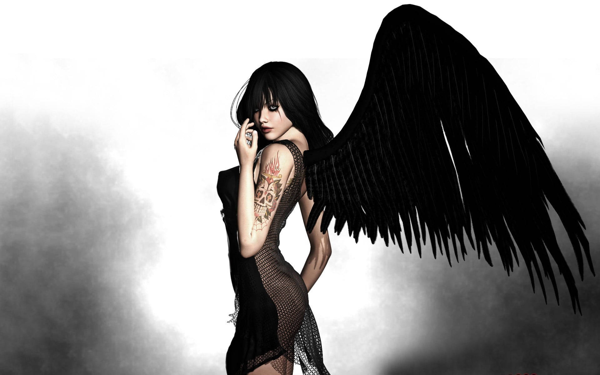 Black Angel Wings 桌布 壁紙 — 一位深色翅膀的天使，身上有刺青，穿著黑色網狀連衣裙，站在煙霧繚繞的灰色背景前。