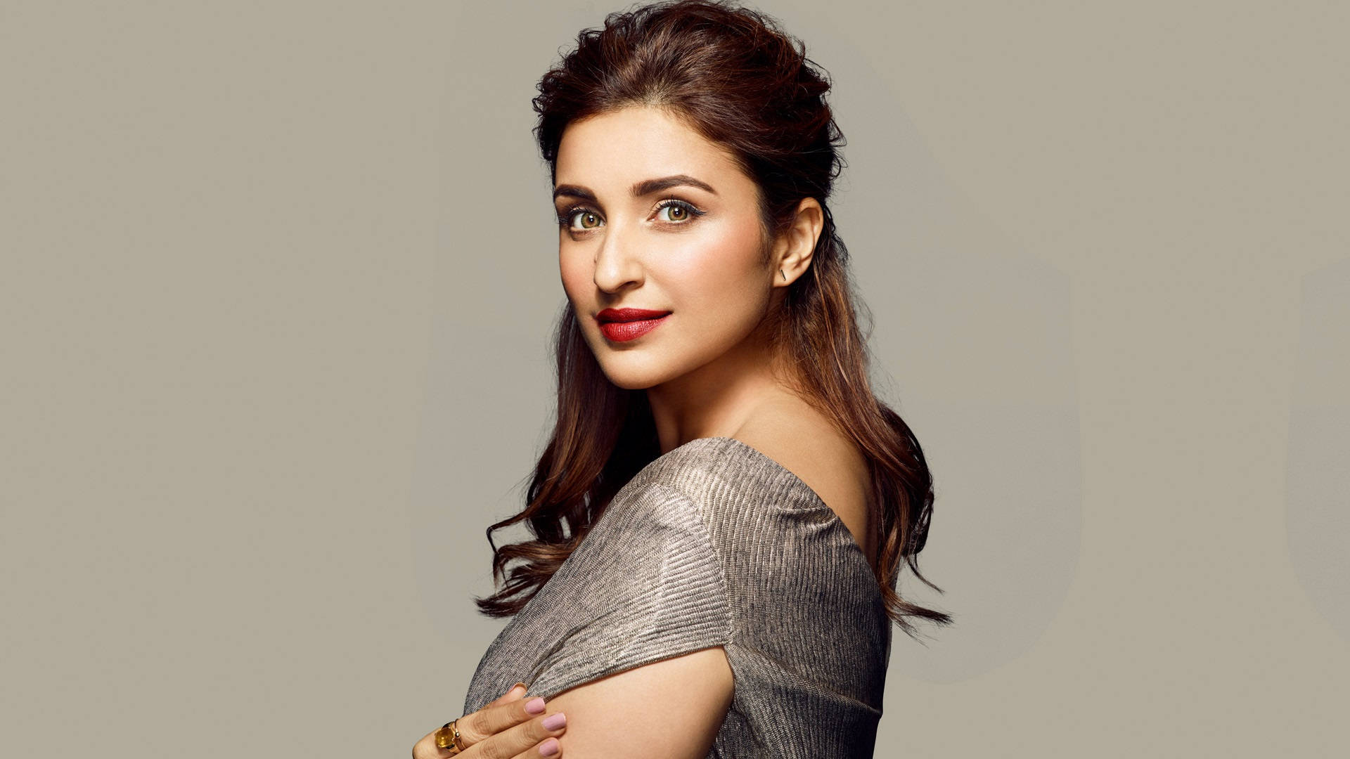Parineeti 桌布 壁紙 — 一位深色頭髮、塗著紅色唇膏的女性，穿著質感灰色上衣，在工作室肖像中回頭凝視。