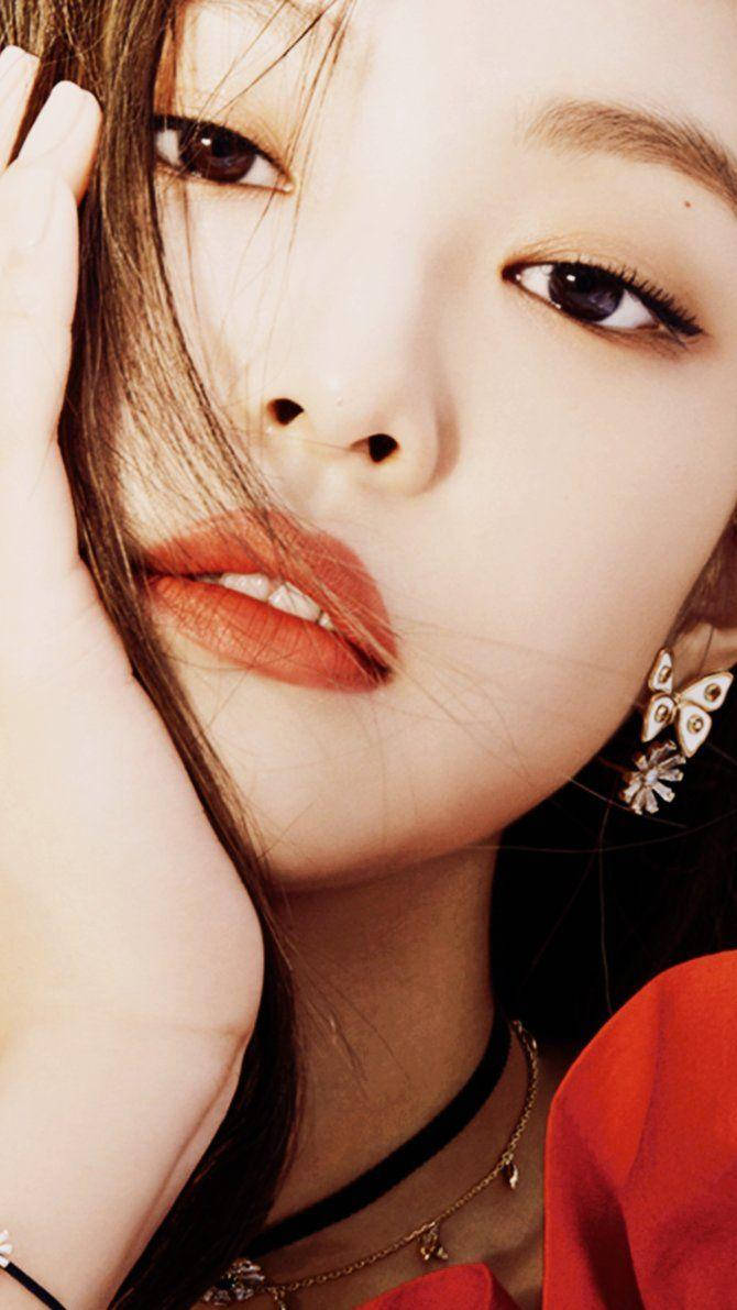 Jennie 桌布 壁紙 — 一位深色頭髮、塗著紅色唇膏的女性將手放在臉頰上的特寫肖像。