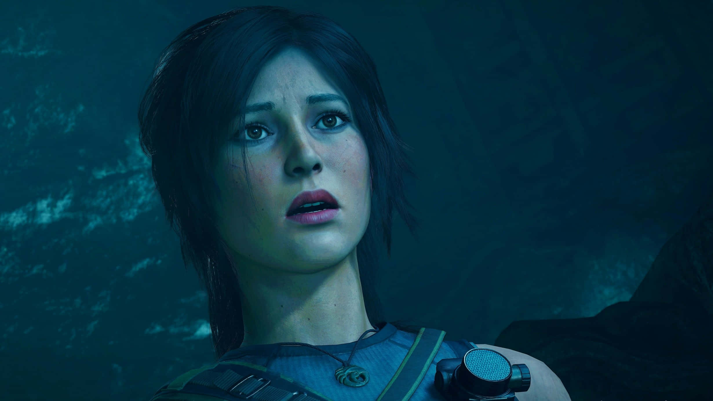 1440p Shadow Of The Tomb Raider 桌布 壁紙 — 一位深色頭髮、大眼睛的年輕女性在昏暗的藍色環境中震驚地瞪大眼睛看著水下。