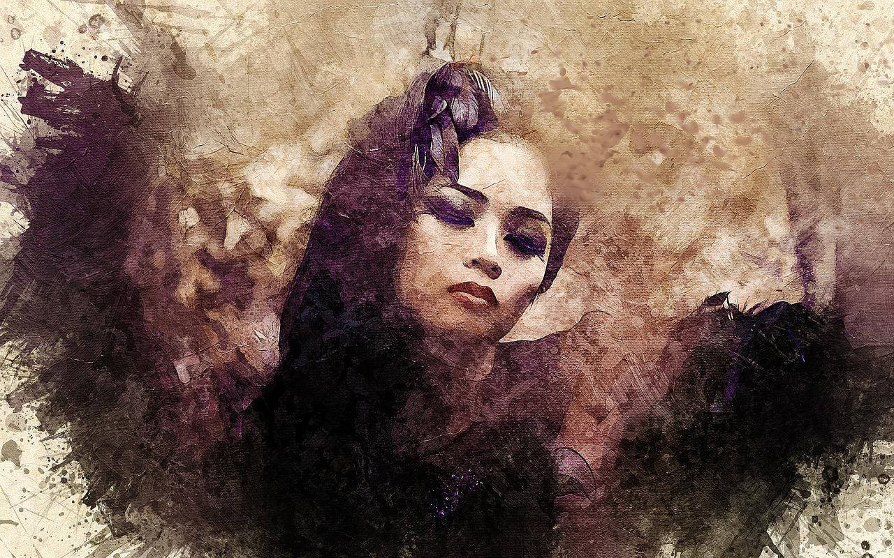 Ethereal 桌布 壁紙 — 一位深色頭髮、妝容誇張的女性，在帶有紋理的米色和紫色水彩背景前向下凝視。