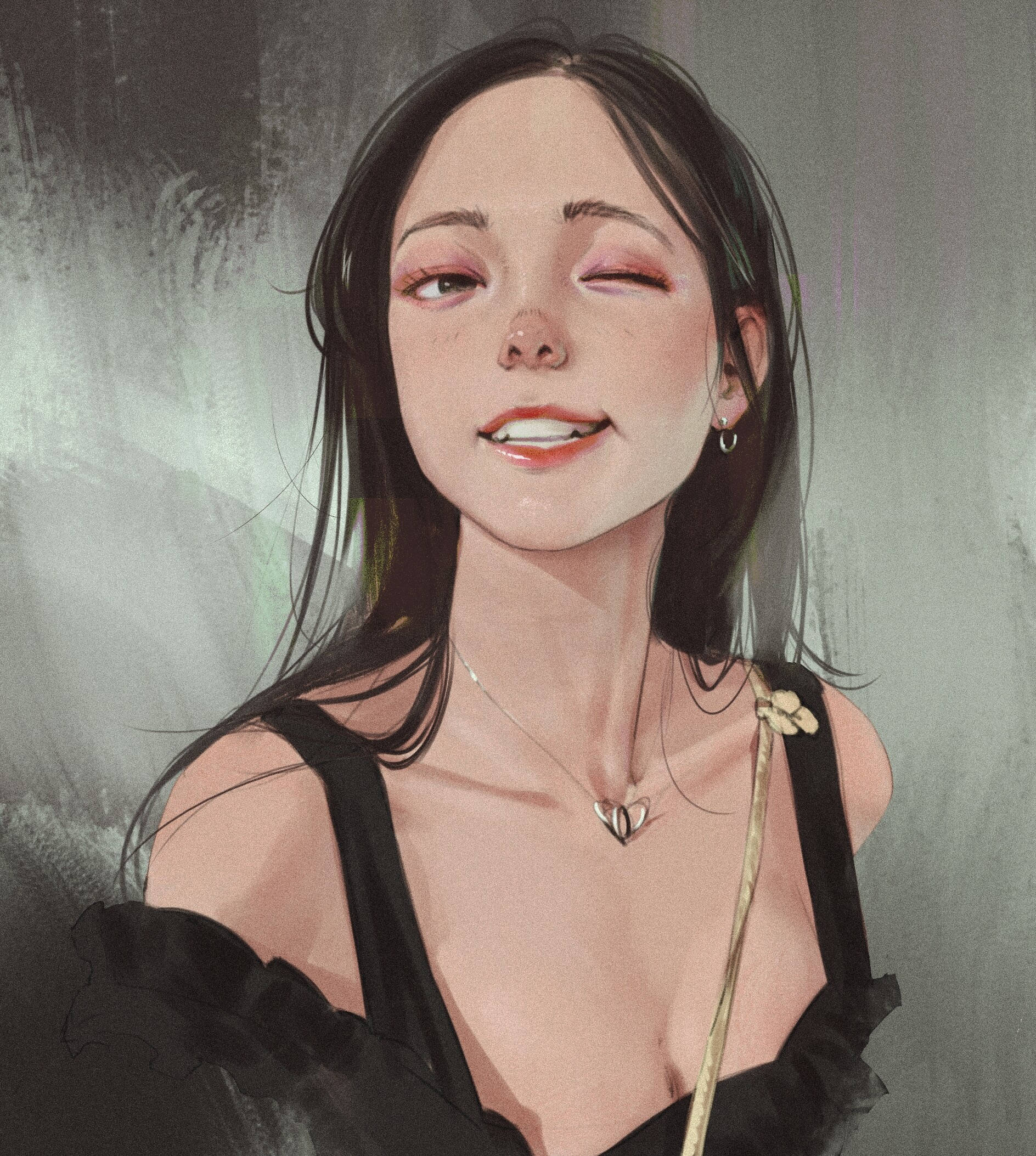 Smile 桌布 壁紙 — 一位深色頭髮、戴著心形項鍊的年輕女子在柔和的灰色背景上溫柔地微笑。