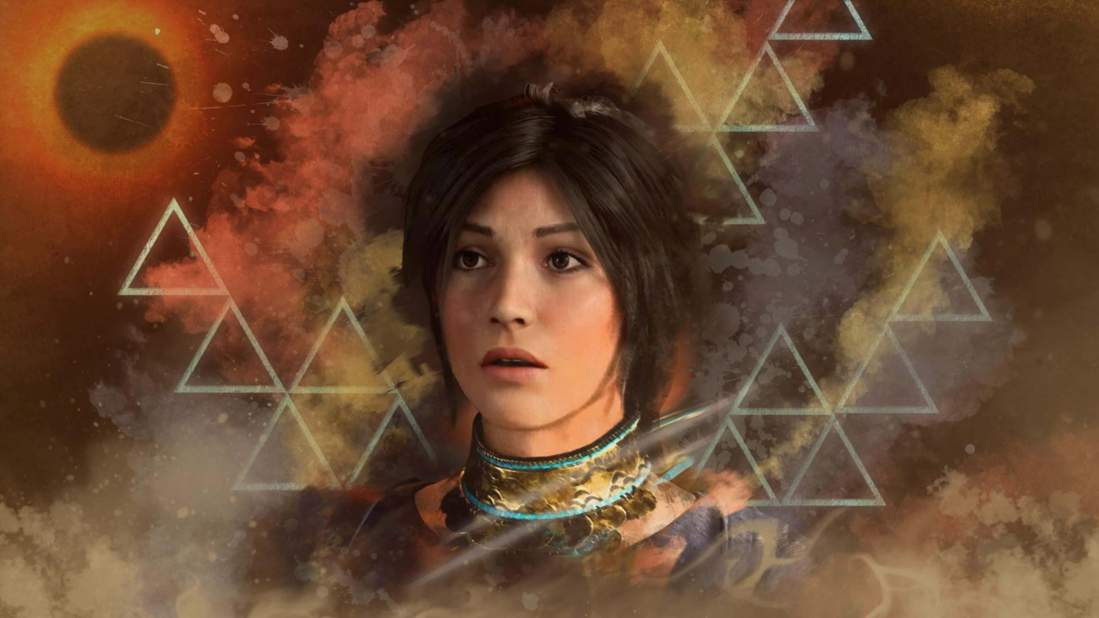 Lara Croft 桌布 壁紙 — 一位深色頭髮、戴著華麗項鍊的年輕女性，在發光三角形和旋轉橙色雲層的宇宙背景下向前凝視。