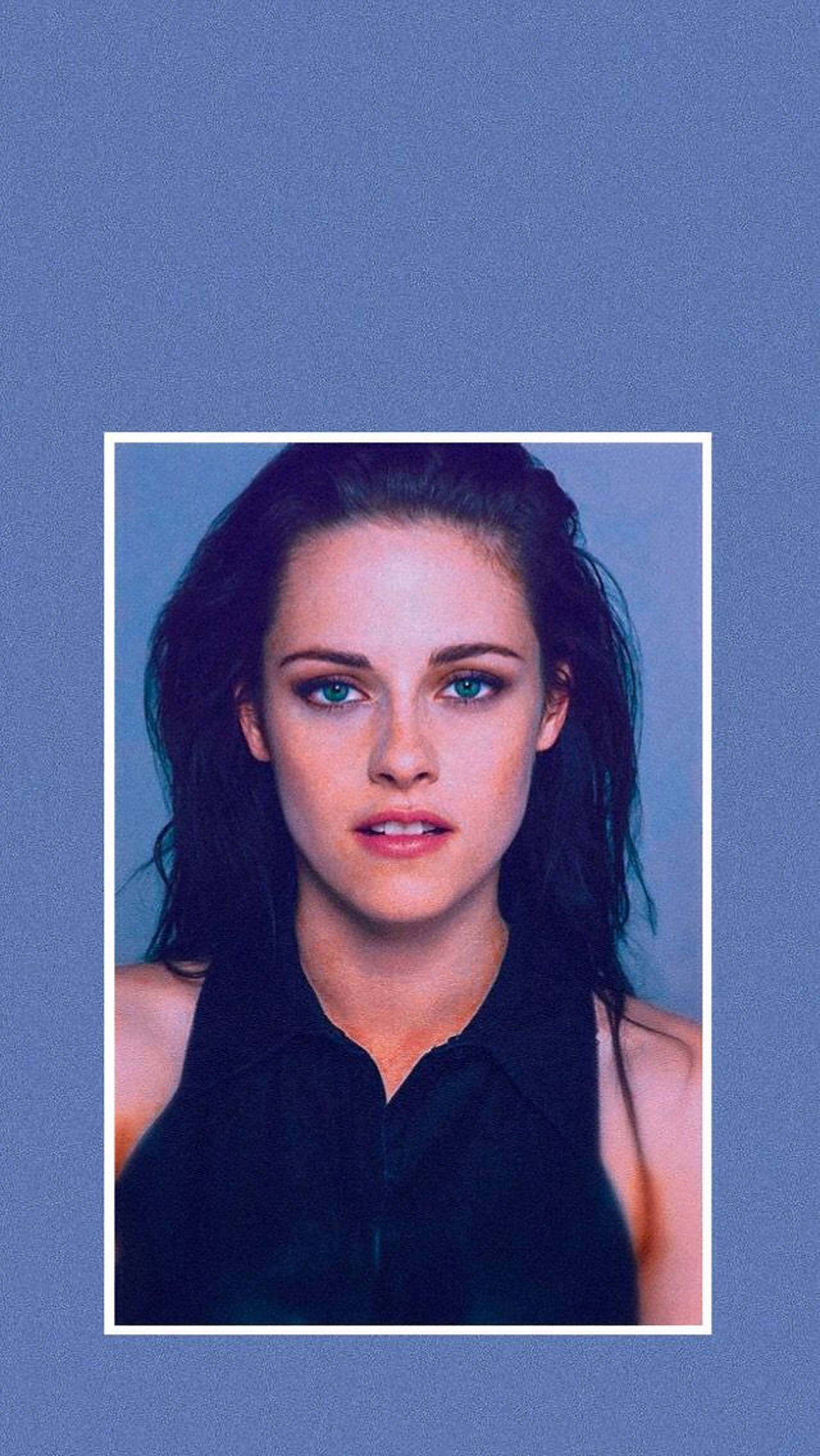 Kristen 桌布 壁紙 — 一位深色頭髮、擁有引人注目藍色眼睛的女性肖像，以白色邊框呈現，背景為純藍色。