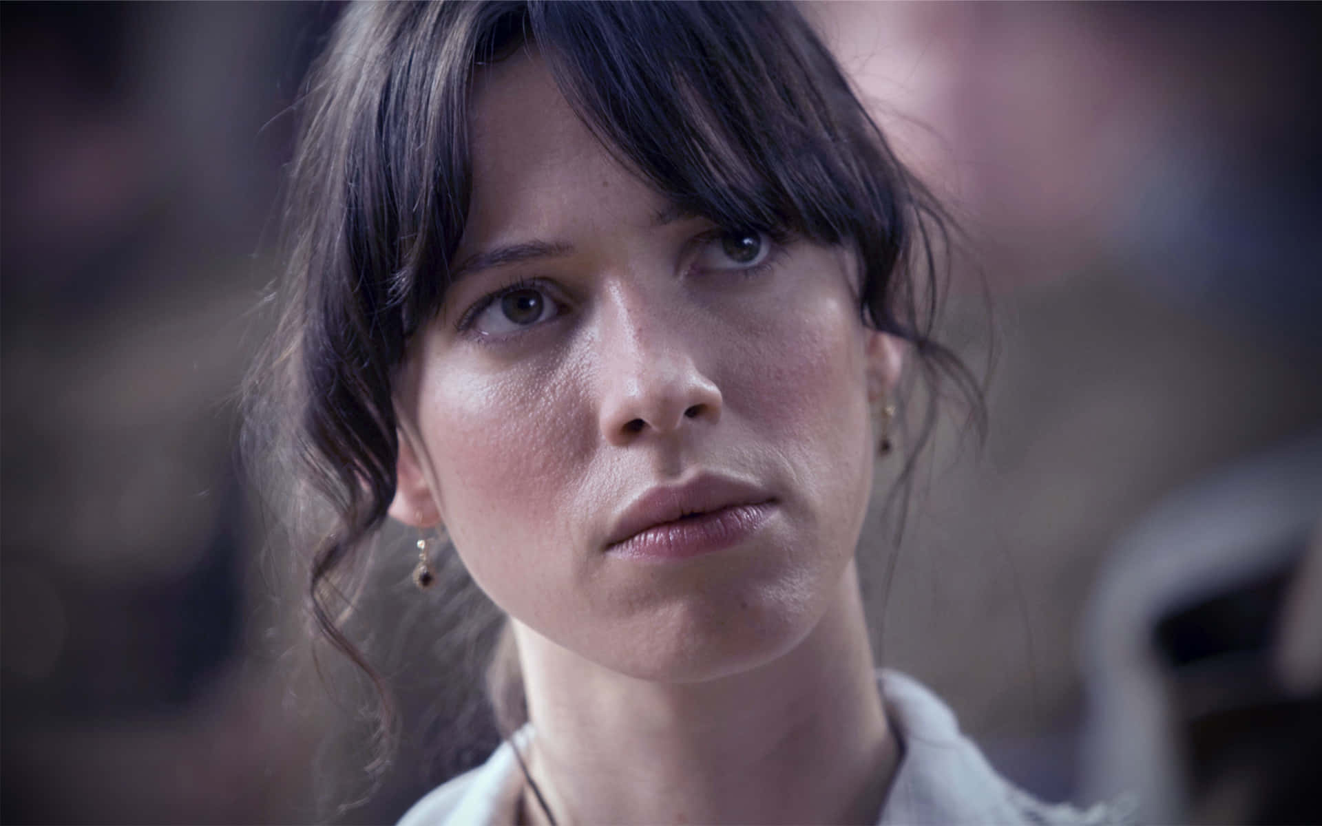 Rebecca Hall 桌布 壁紙 — 一位深色頭髮、眼神強烈的女性的特寫肖像，以柔和焦點看向鏡頭外。