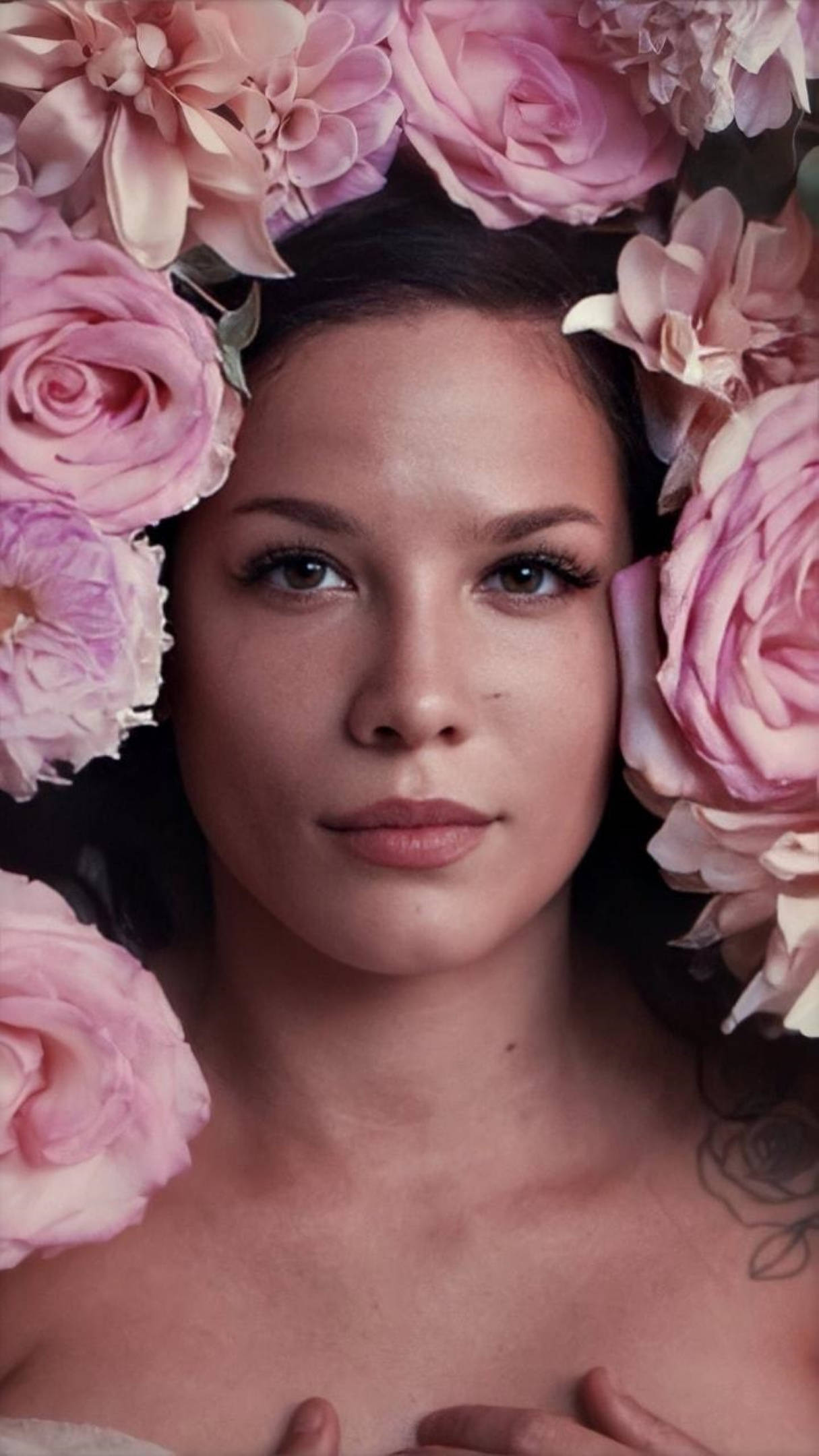 Halsey 桌布 壁紙 — 一位深色頭髮、眼神溫柔的女性，被茂盛的粉紅和蜜桃色玫瑰冠冕所環繞。