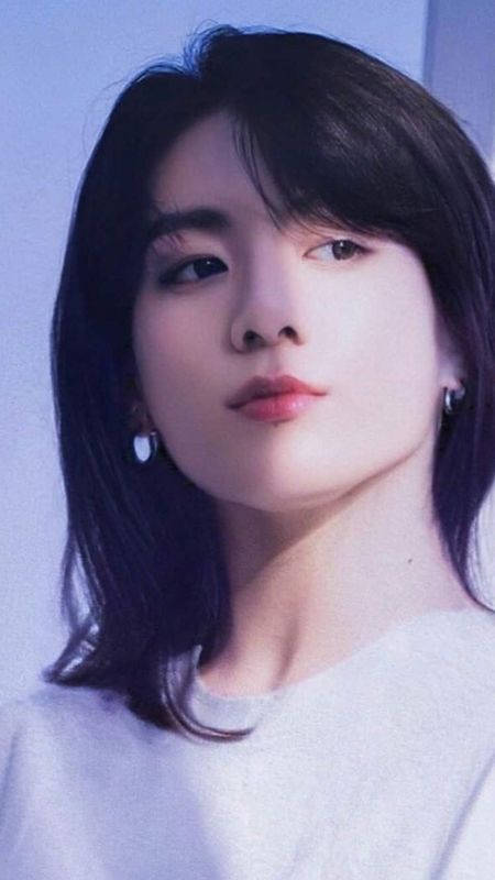 深色頭髮、戴著精緻耳環的年輕女性，在柔和藍光中。 — BTS 防彈少年團 粉絲 女孩 GIF 壁紙