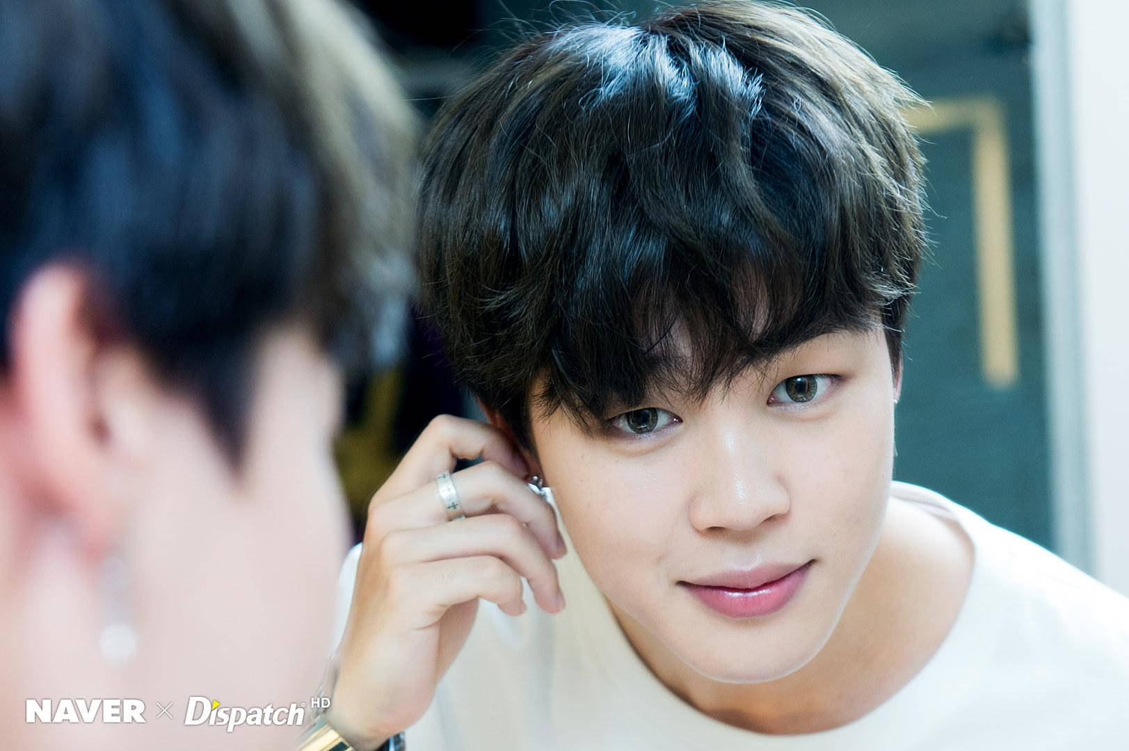 Jimin Bts Cute 桌布 壁紙 — 一位深色頭髮、身穿白襯衫的年輕男子輕觸耳朵，同時看著鏡中的倒影。