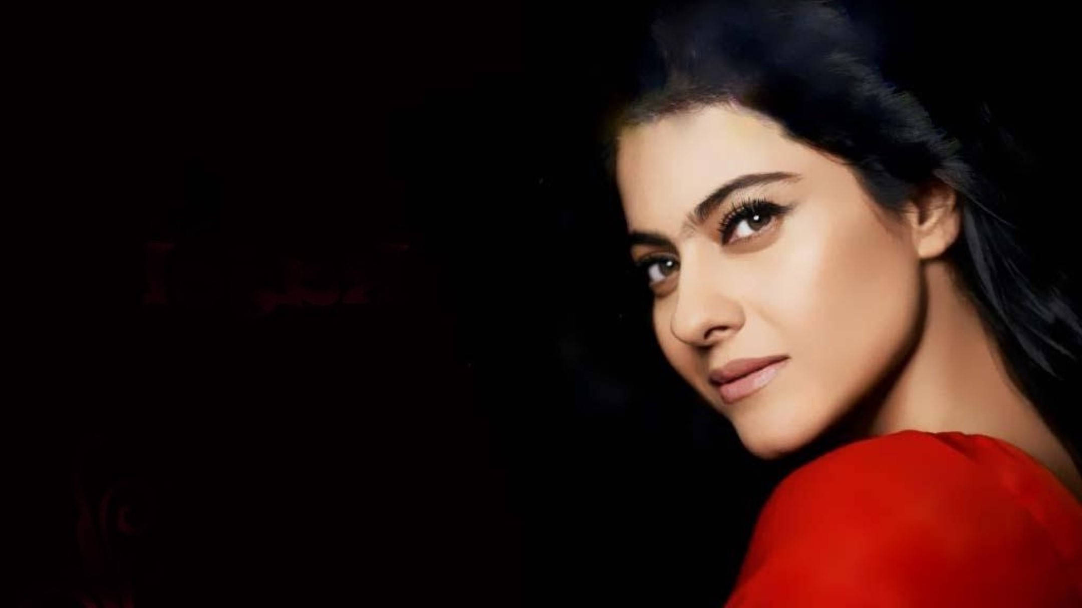 Kajol 桌布 壁紙 — 一位深色頭髮、身穿紅色上衣的女性，在帶有微妙紅色花卉圖案的黑色背景前溫柔凝視。
