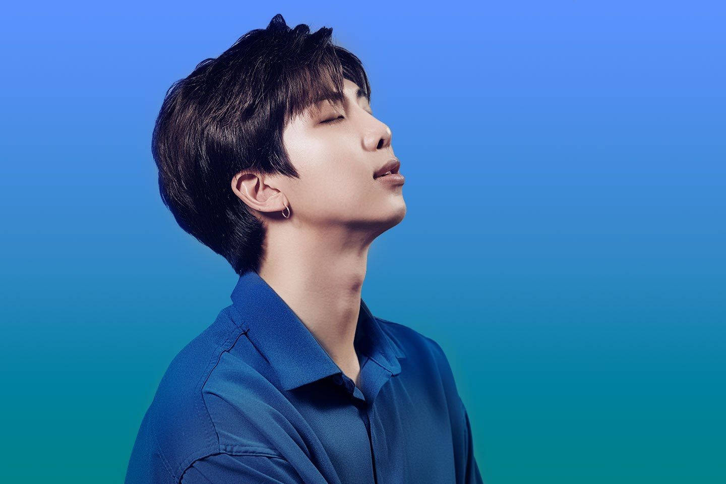 BTS 桌布 壁紙 — 一位深色頭髮、身穿藍色襯衫的年輕男子，在漸變藍綠色背景前閉上眼睛，頭向後傾。