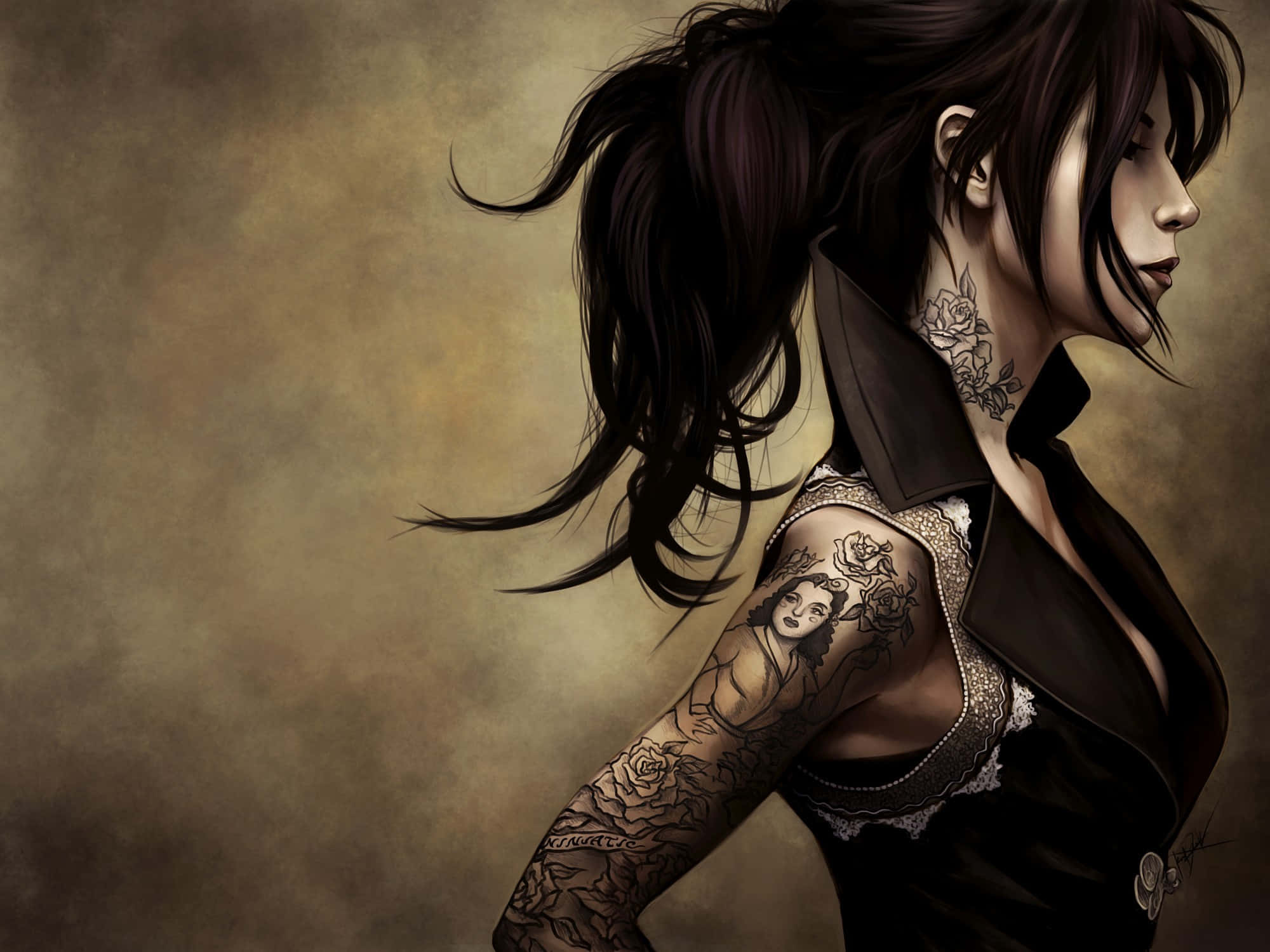 Tattoo 桌布 壁紙 — 一位深色頭髮、頸部和手臂上有精緻玫瑰刺青的女性，在柔和的棕色背景下若有所思地凝視著。