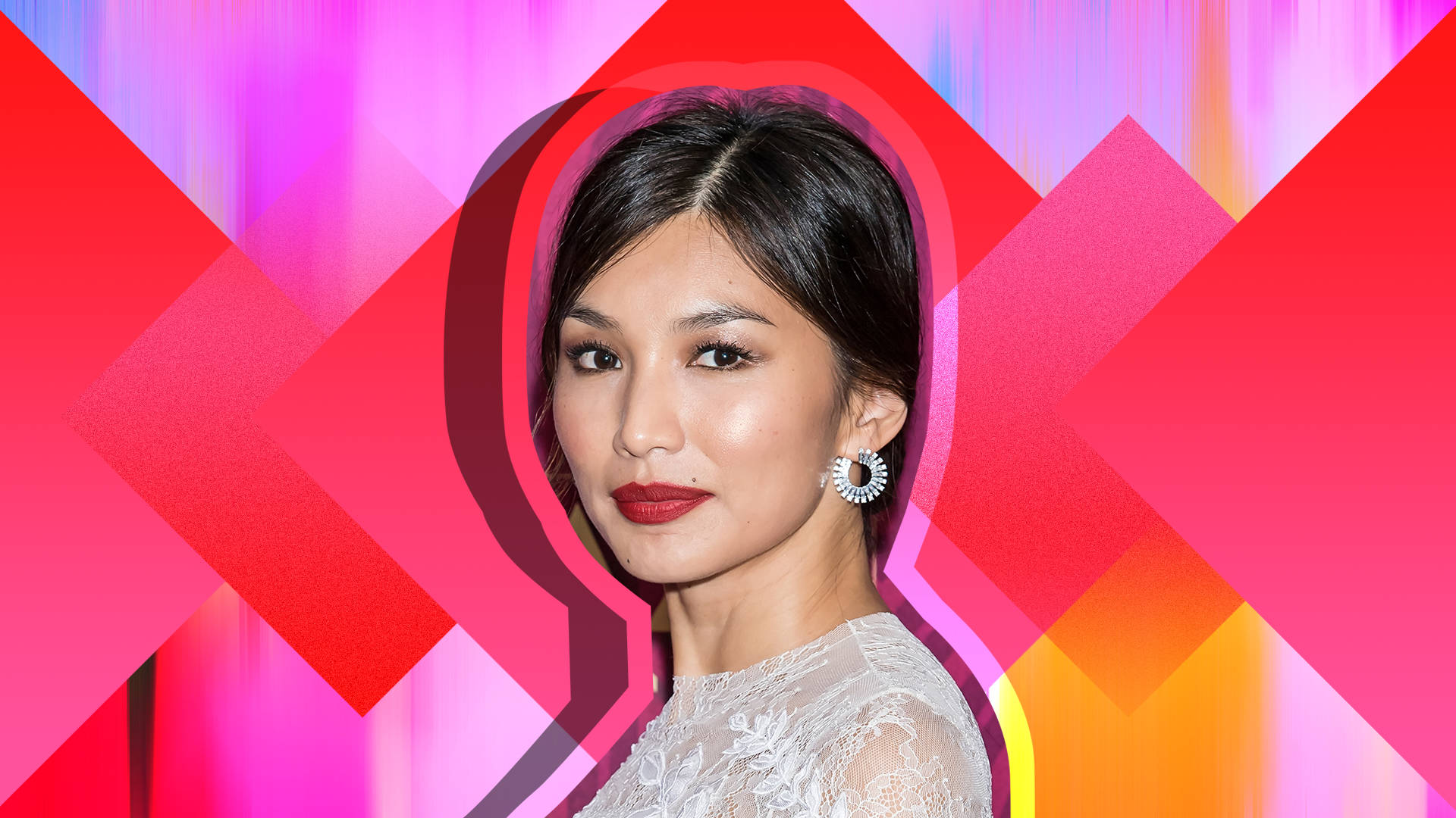 Gemma Chan 桌布 壁紙 — 一位深色頭髮和紅色口紅的女性，在粉紅色、紅色和橙色的幾何形狀的鮮豔抽象背景前凝視前方。