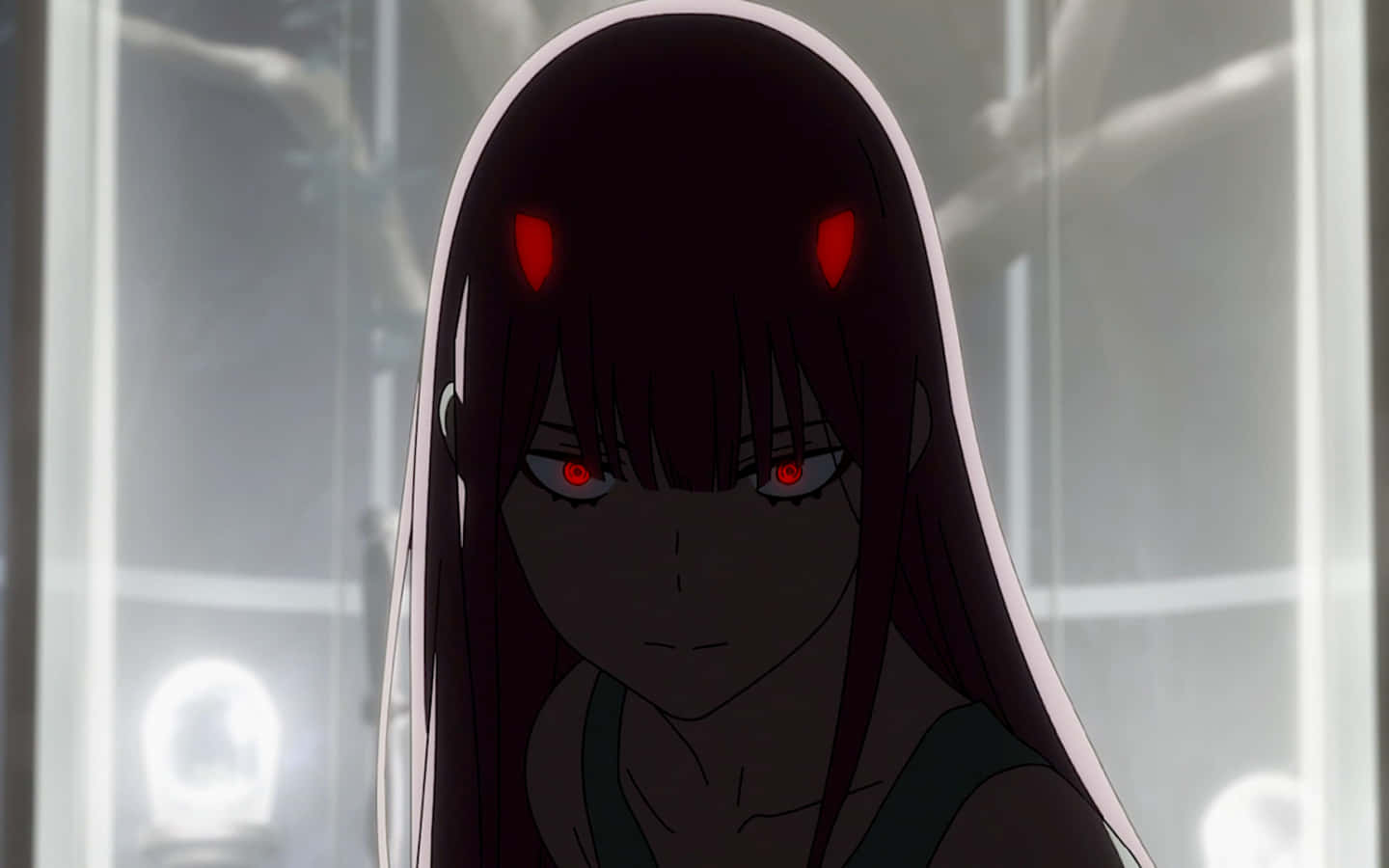 DARLING in the FRANXX 桌布 壁紙 — 一位深色頭髮的動漫女孩，擁有發光的紅色眼睛和惡魔角，在昏暗的房間裡透過玻璃窗凝視著。