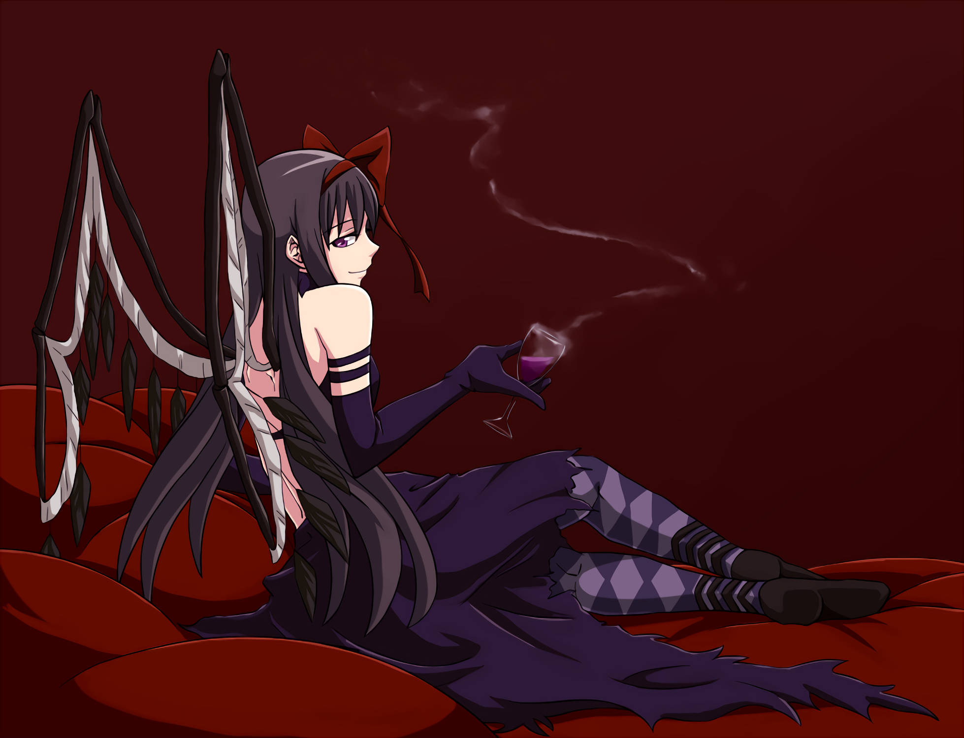 Madoka 桌布 壁紙 — 一位深色頭髮的動漫女孩，擁有黑色和白色的翅膀，躺在紅色靠墊上，手持一杯紫色液體。