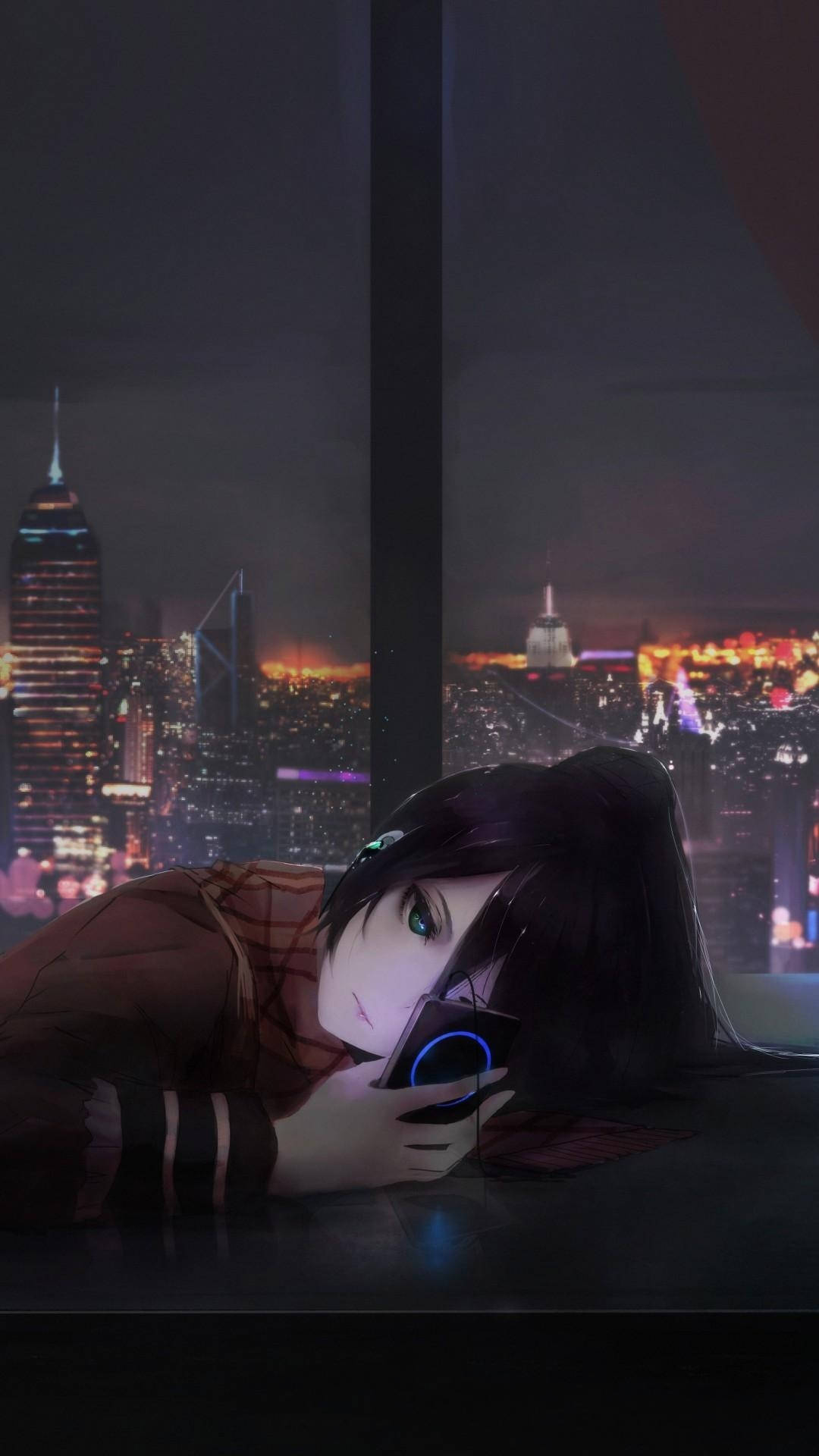 Sad Girl 桌布 壁紙 — 一位深色頭髮的動漫女孩將頭靠在窗台上，凝視著發光的手機，背後是夜晚閃爍的繁華城市天際線。