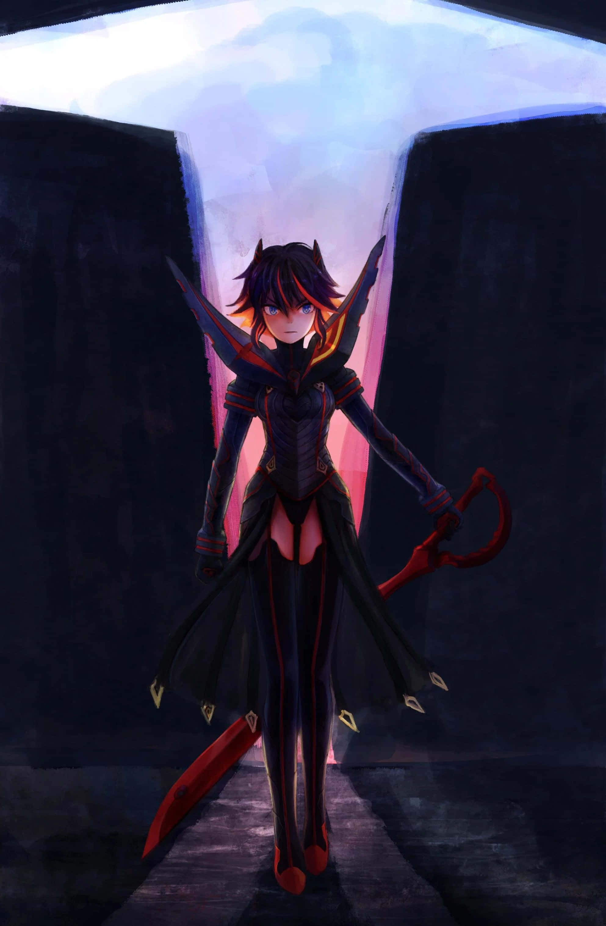 Kill La Kill Senketsu 桌布 壁紙 — 一位深色頭髮的動漫戰士，帶有紅色點綴和翅膀，在發光的拱門下手持紅色劍蓄勢待發。
