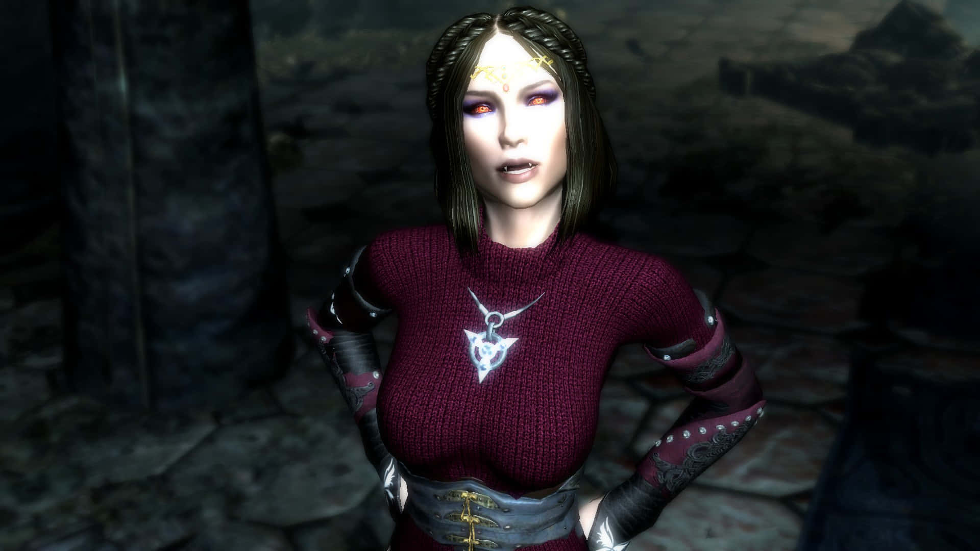 Skyrim Serana 桌布 壁紙 — 一位深色頭髮的奇幻女性，擁有發光的紅色眼睛，在昏暗的石頭廢墟中穿著栗色毛衣和銀色盔甲。