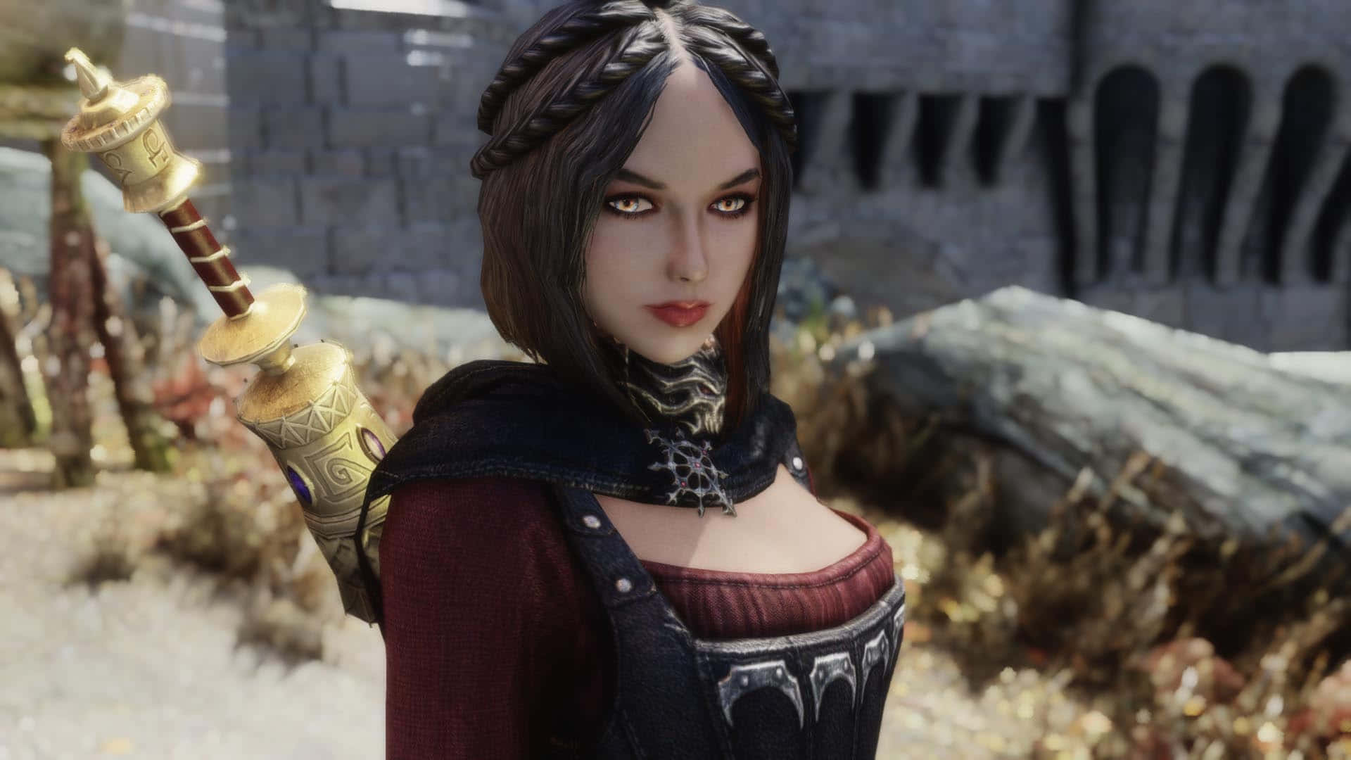 Skyrim Serana 桌布 壁紙 — 一位深色頭髮的奇幻戰士，編著辮子，手持華麗武器，站在陽光照耀的田野中的石頭廢墟前。