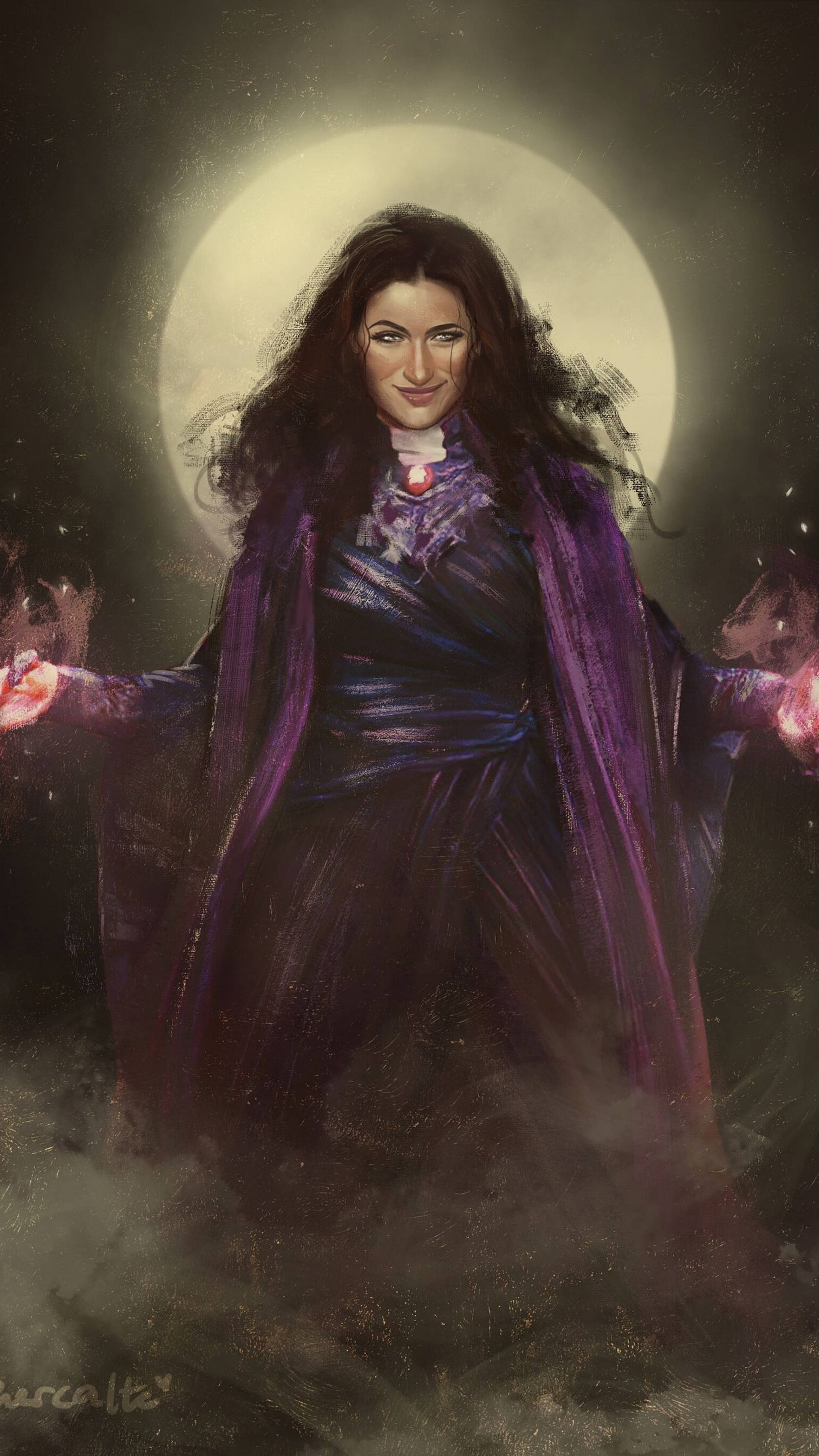 Agatha 桌布 壁紙 — 一位深色頭髮的女巫穿著飄逸的紫色長袍，站在滿月前，發光的雙手在旋轉的迷霧中舉起。