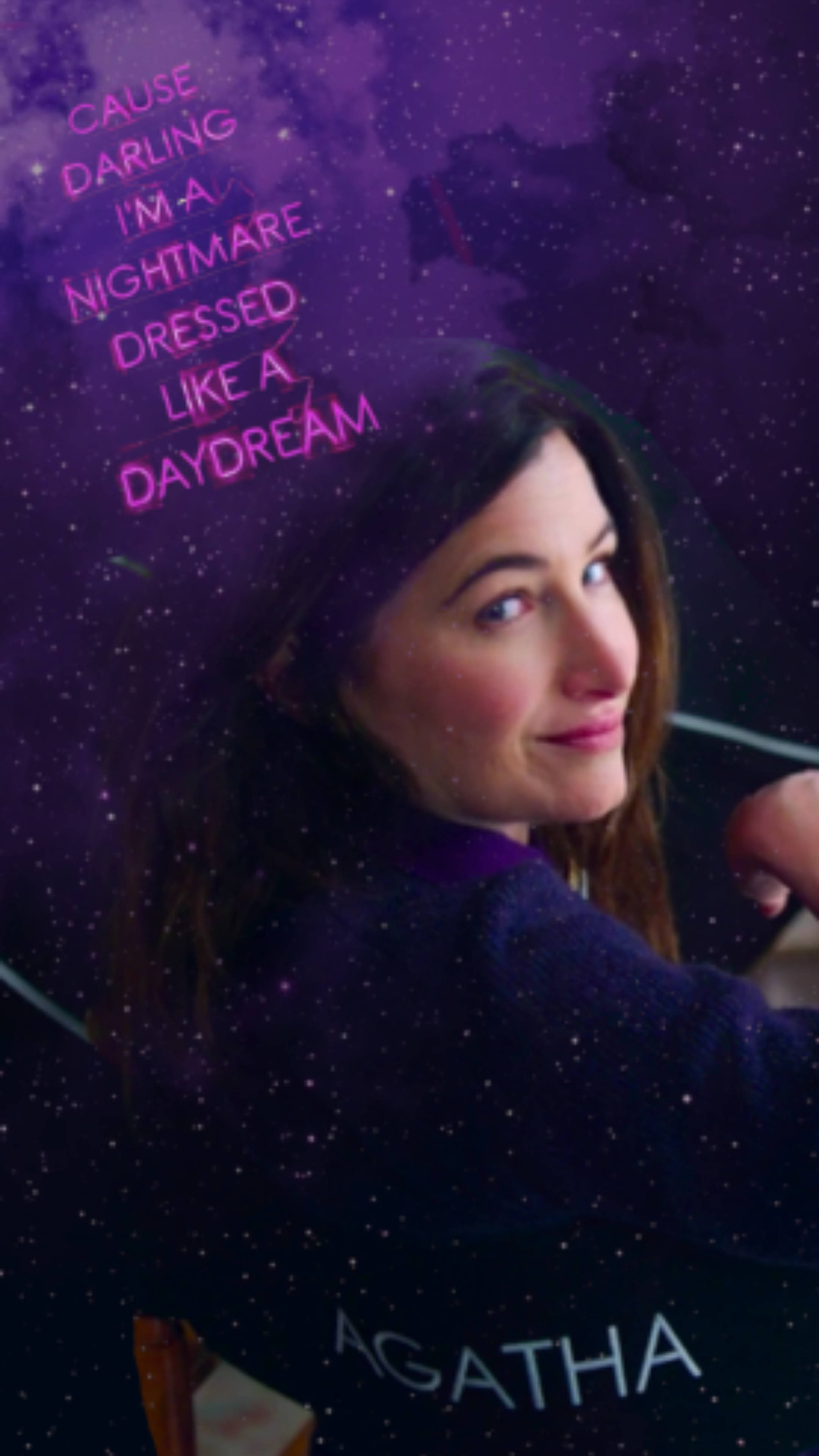 Agatha 桌布 壁紙 — 一位深色頭髮的女性在帶有星星和文字「Cause darling I'm a nightmare dressed like a daydream」和「AGATHA」的宇宙紫色背景上微笑。