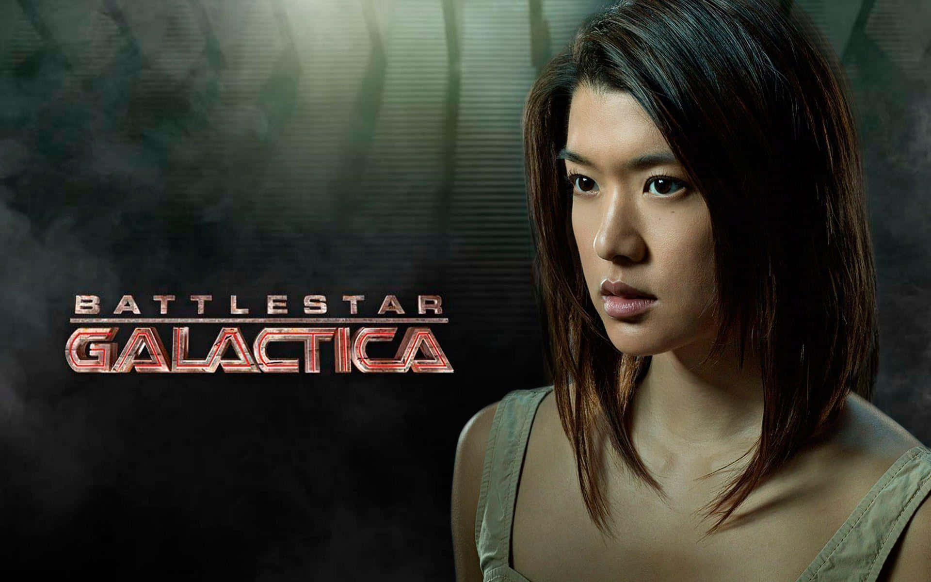 battlestar galactica 桌布 壁紙 — 一位深色頭髮的女性在煙霧瀰漫的昏暗背景下凝視，背景中《星際大爭霸》標誌以金屬紅色發光。