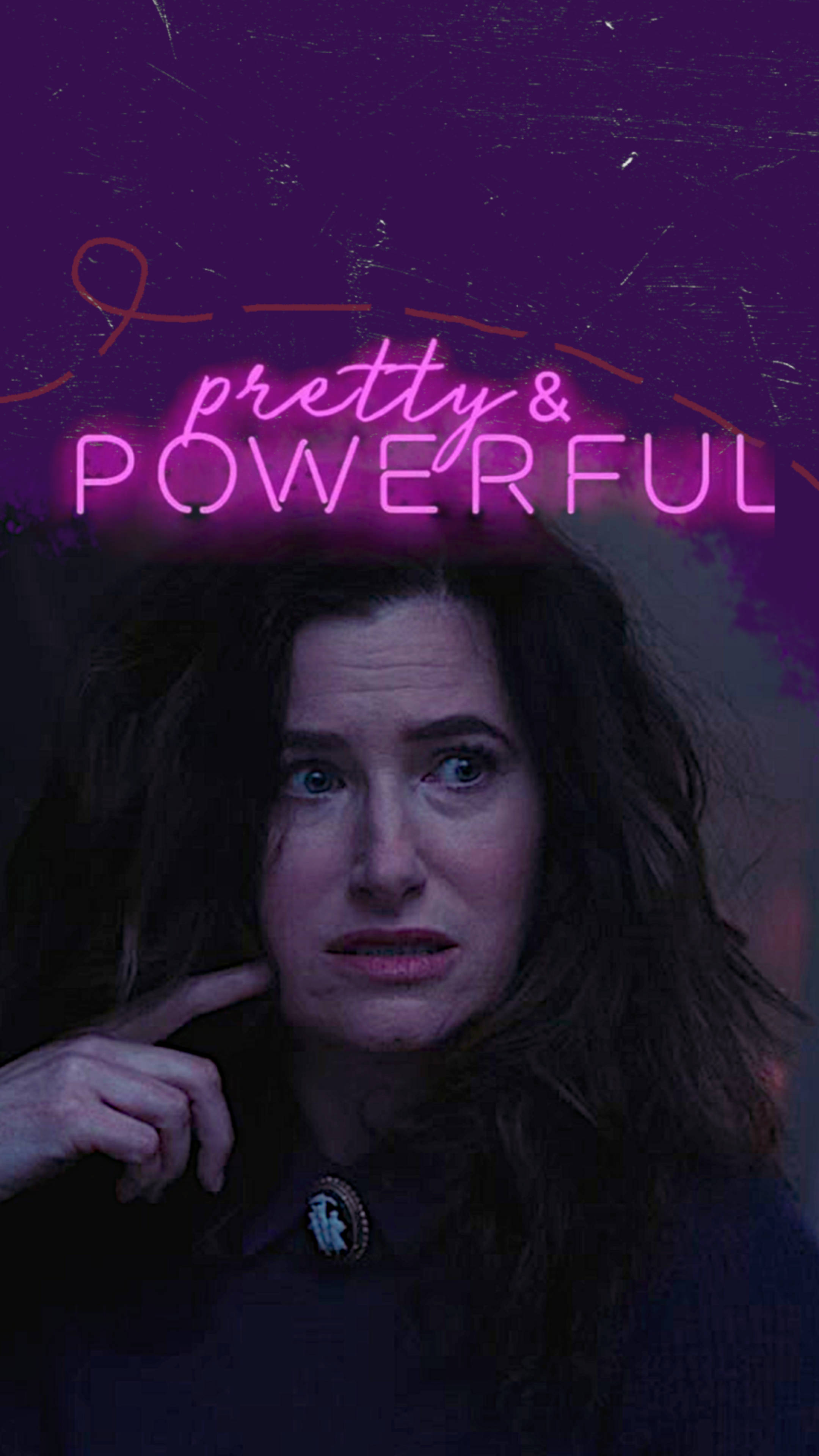 Agatha 桌布 壁紙 — 一位深色頭髮的女性在發光的粉紅色霓虹燈文字「pretty & powerful」下向上凝視，背景為有紋理的紫色。