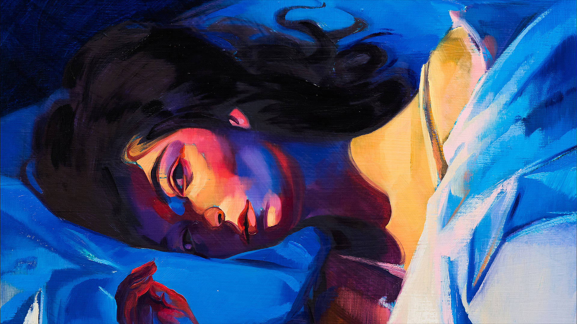 Lorde 桌布 壁紙 — 一位深色頭髮的女性將頭靠在藍色枕頭上，在深藍色背景下被溫暖的光線照亮。