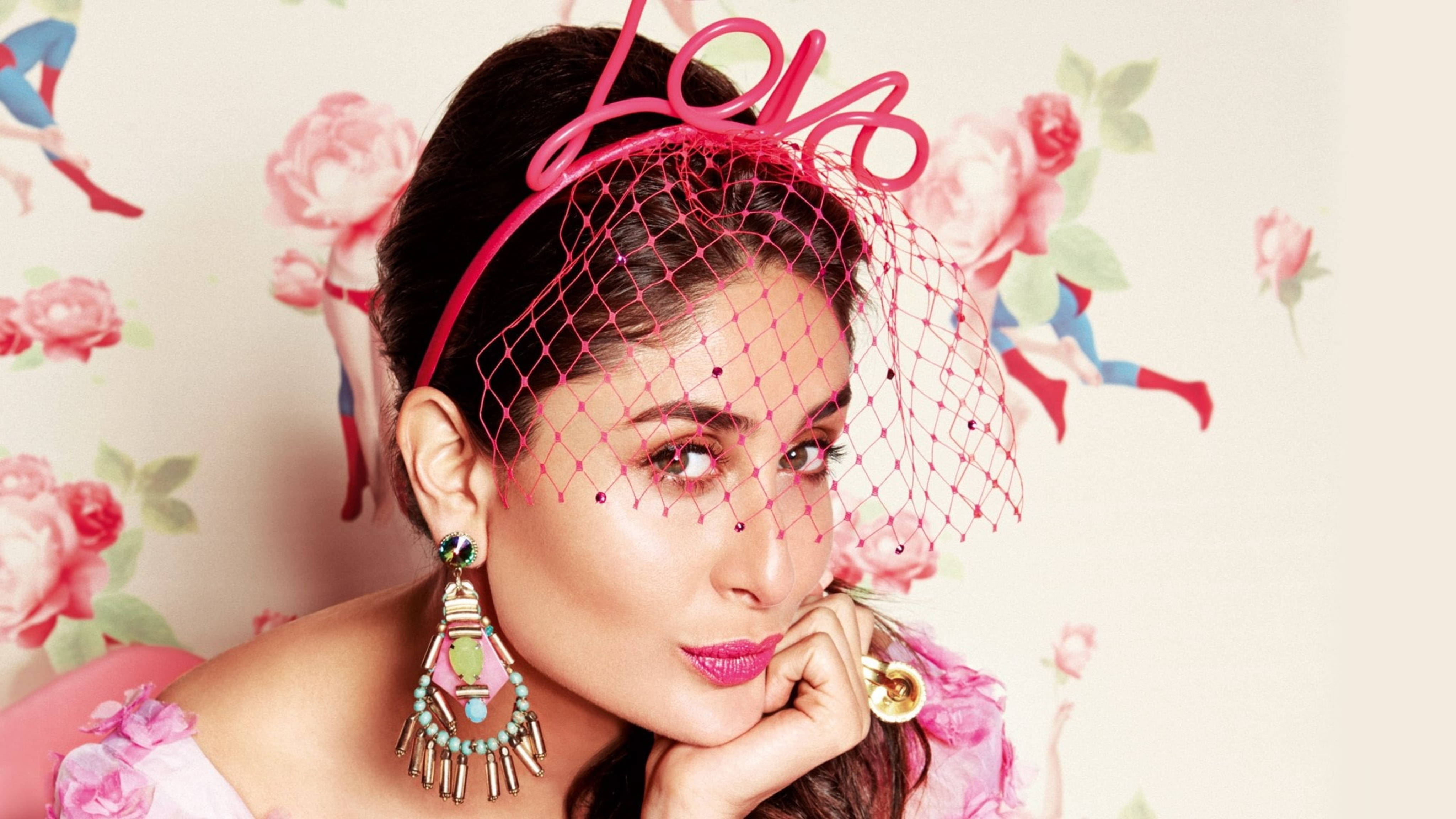 Kareena 桌布 壁紙 — 一位深色頭髮的女性戴著粉紅色「Love」頭飾和頭紗，背景是花卉壁紙。
