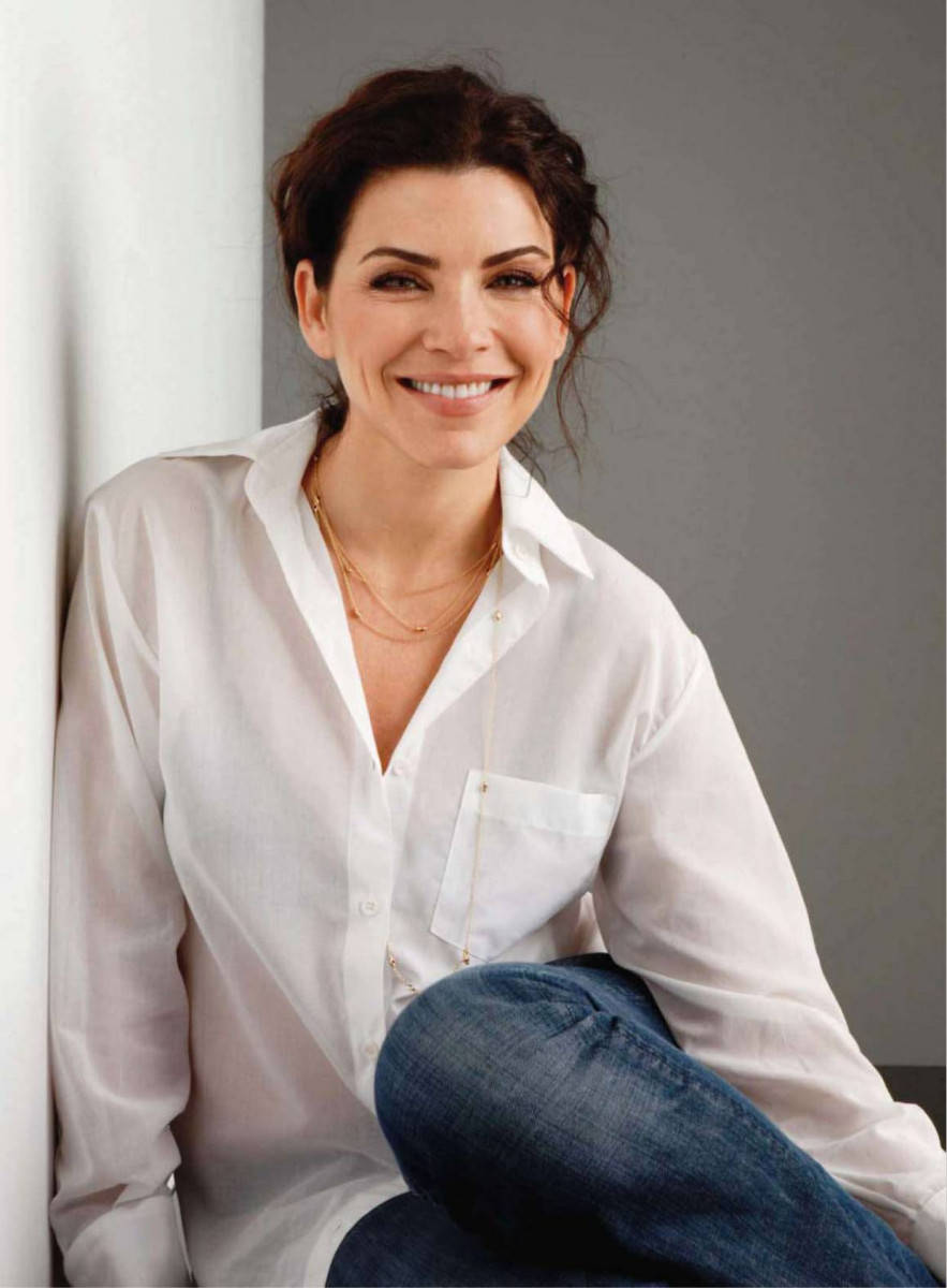 Celebrity 桌布 壁紙 — 一位深色頭髮的女性穿著白色襯衫和藍色牛仔褲，靠在白色柱子上溫暖地微笑。