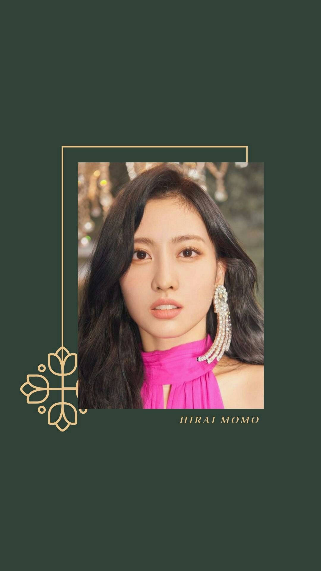 Momo 桌布 壁紙 — 一位深色頭髮的女性肖像，身穿亮粉色上衣和閃亮耳環，背景為深綠色並帶有金色裝飾元素。