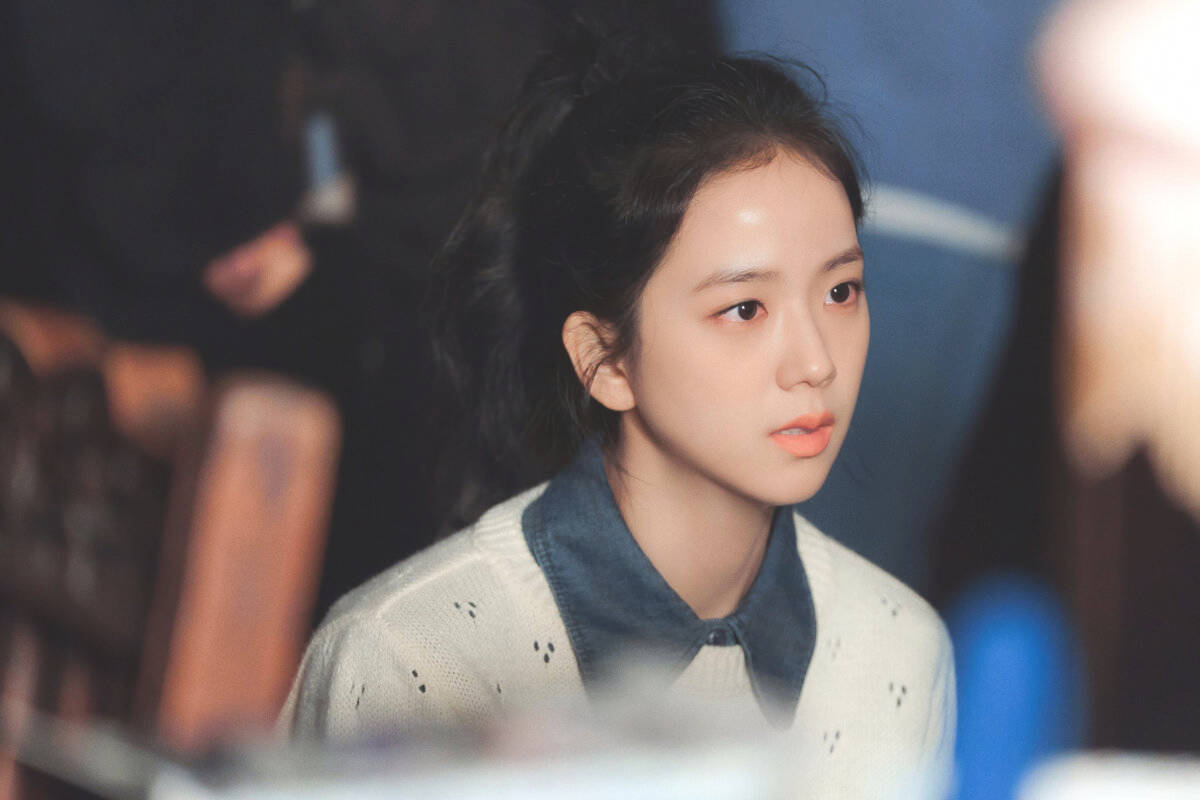 drama 桌布 壁紙 — 一位深色頭髮的年輕女子，穿著白色針織毛衣搭配牛仔領，若有所思地望向一旁。
