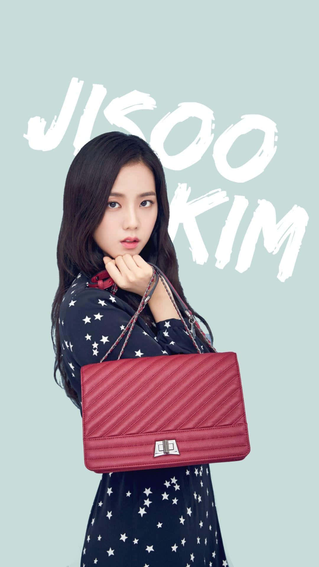 BLACKPINK 桌布 壁紙 — 一位深色頭髮的年輕女子在淺藍色背景上拿著一個紅色絎縫手提包，她的名字以粗體白色刷筆文字呈現。