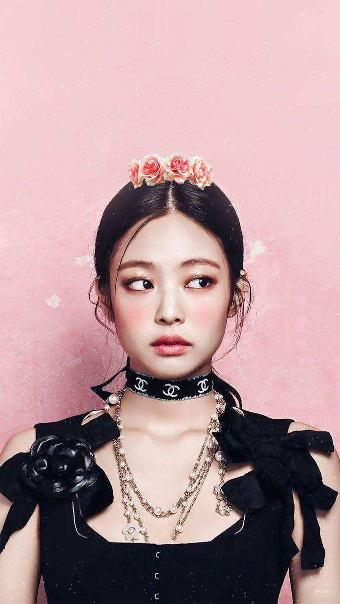 Jennie 桌布 壁紙 — 一位深色頭髮的年輕女性戴著花冠和黑色Chanel配件，背景是柔和的粉紅色閃光背景。