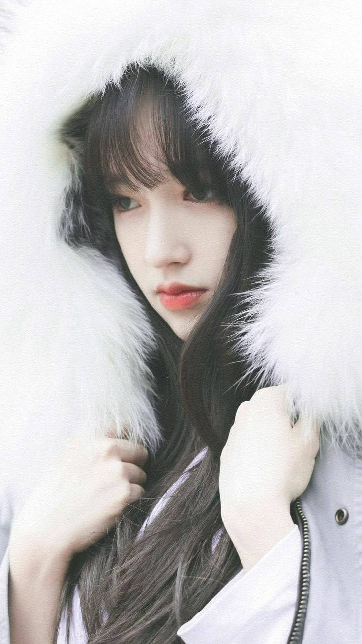 Twice Mina 桌布 壁紙 — 一位深色頭髮的年輕女性穿著白色毛領連帽外套，背景是柔和的白色。