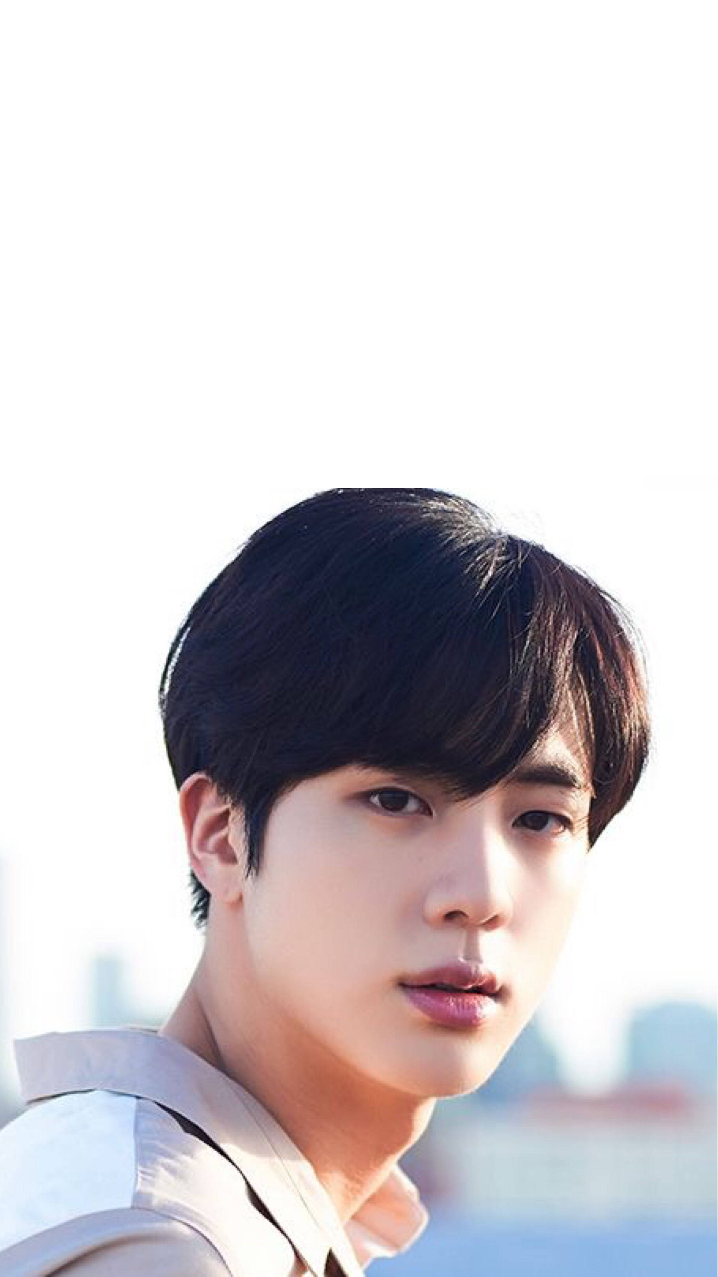 kim seok jin 桌布 壁紙 — 一位深色頭髮的年輕男子在明亮模糊的城市背景下溫柔地凝視。