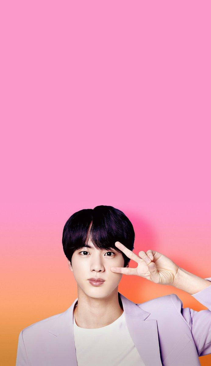 Taehyung Cute 桌布 壁紙 — 一位深色頭髮的年輕男子穿著淺紫色西裝外套，在充滿活力的粉紅和橙色漸變背景前比出和平手勢。
