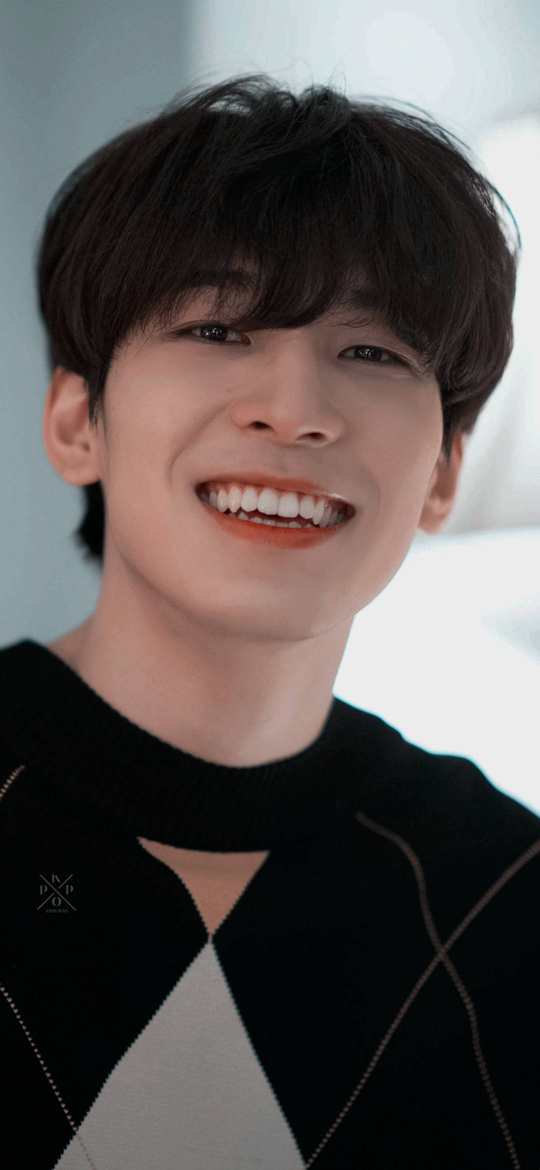 원우 桌布 壁紙 — 一位深色頭髮的年輕男子穿著黑白幾何圖案毛衣，在柔和模糊的背景前露出燦爛笑容。