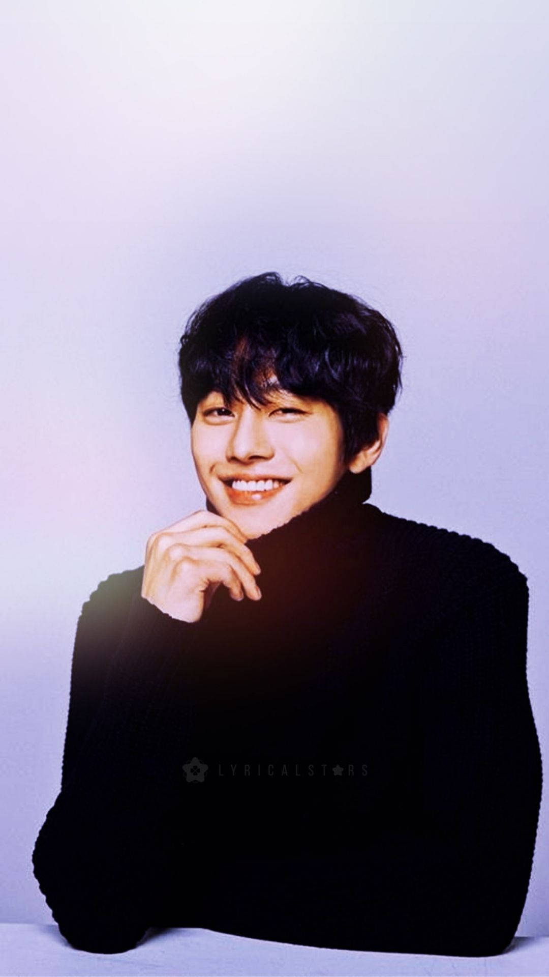 Ahn Hyo Seop 桌布 壁紙 — 一位深色頭髮的年輕男子穿著黑色高領毛衣，在柔和的漸變背景前溫暖地微笑。